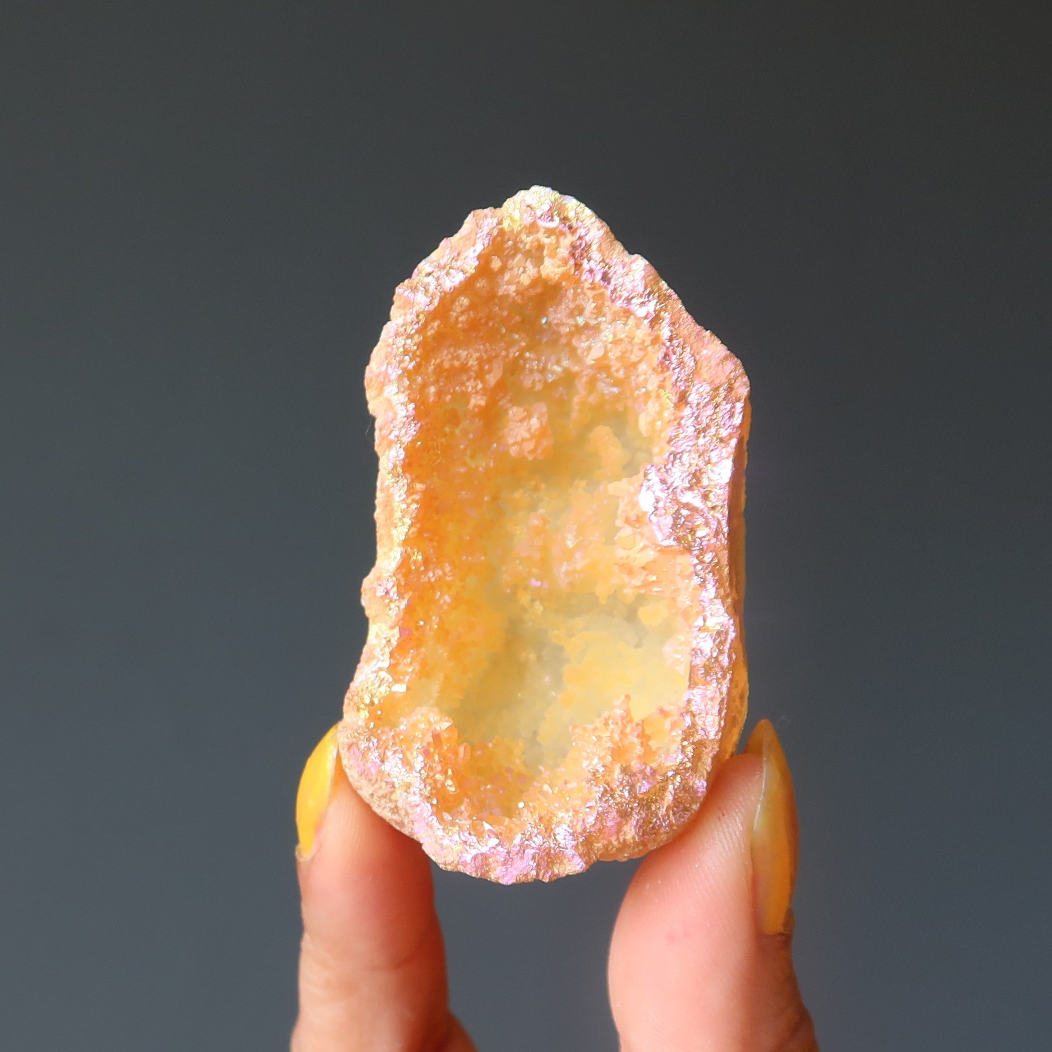 Regenbogen-Aura-Quarz-Geode, tiefgelber, geldanziehender Energiestein