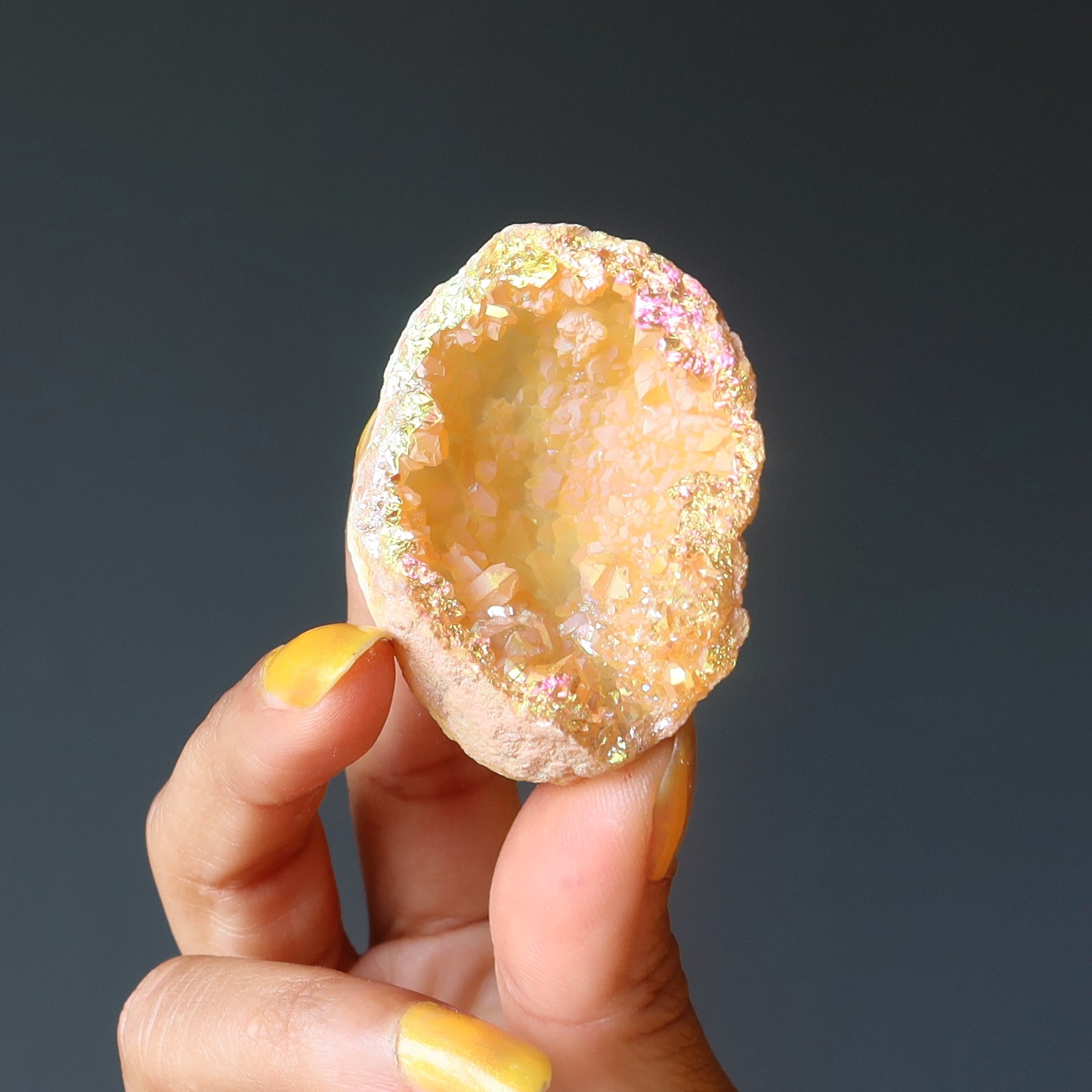 Regenbogen-Aura-Quarz-Geode, tiefgelber, geldanziehender Energiestein
