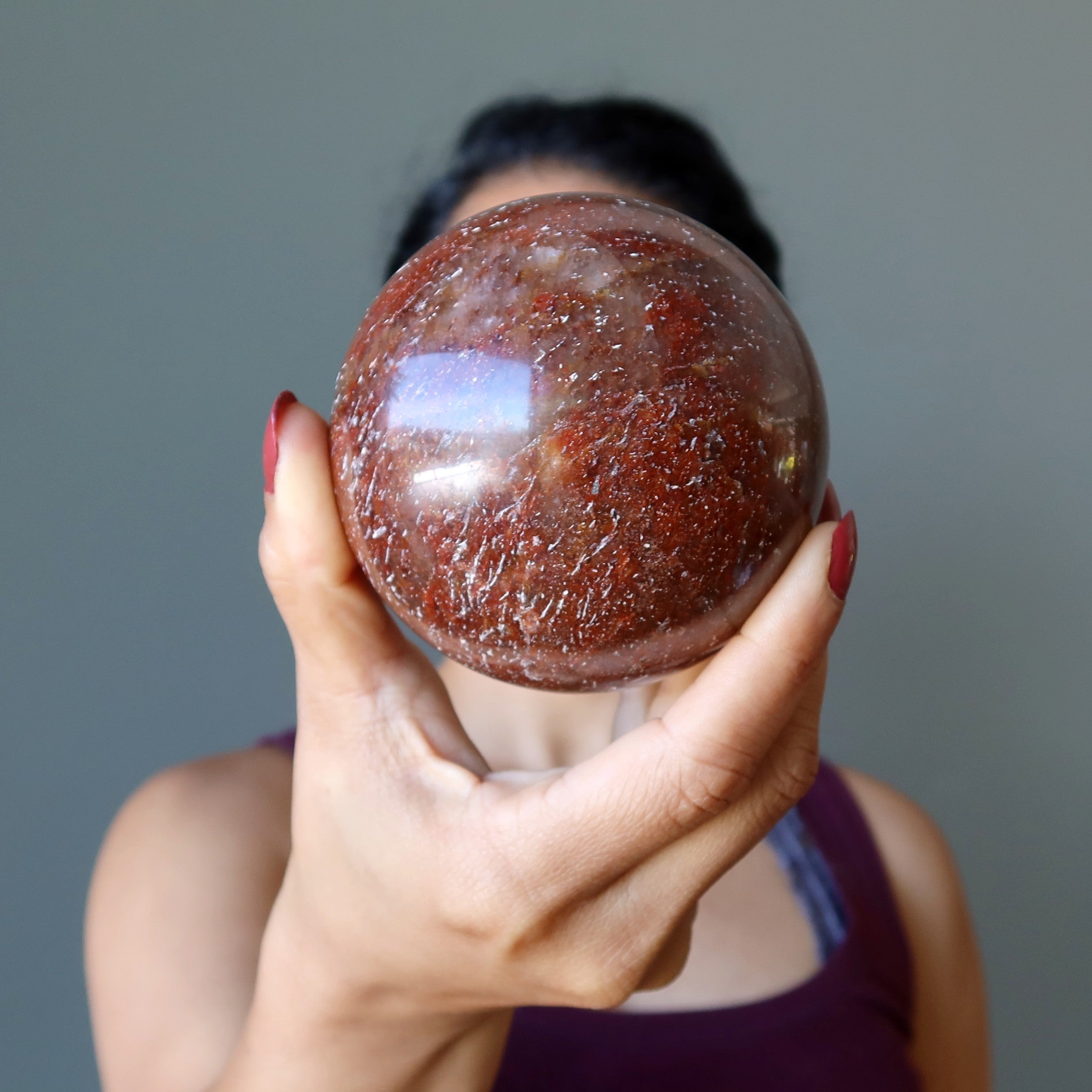 Sphère de quartz de feu rouge, boule de cristal chargée d'hématite