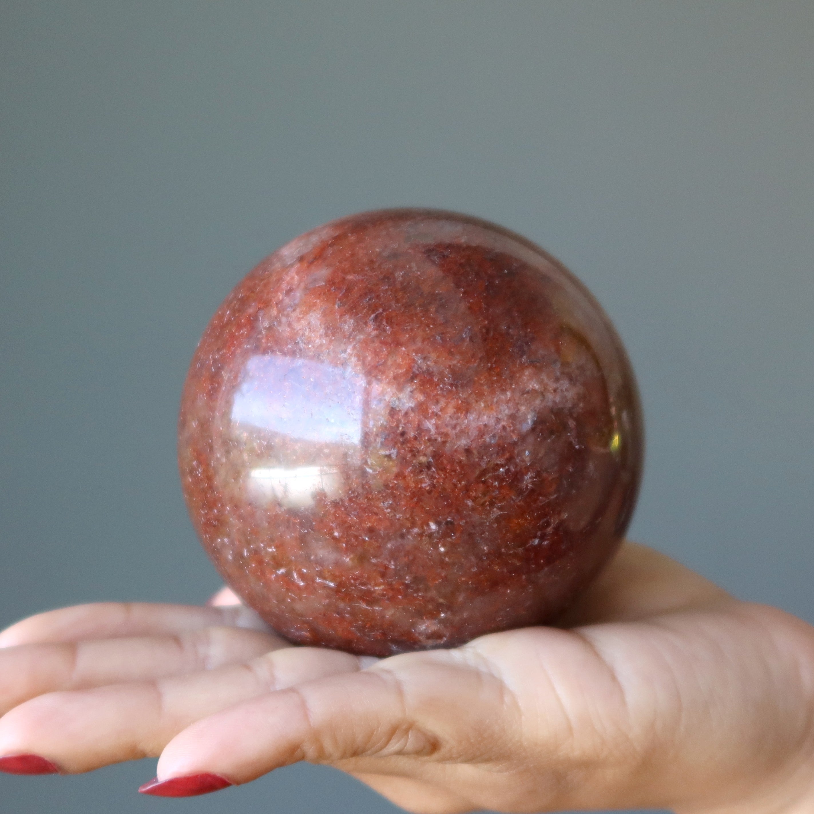 Sphère de quartz de feu rouge, boule de cristal chargée d'hématite