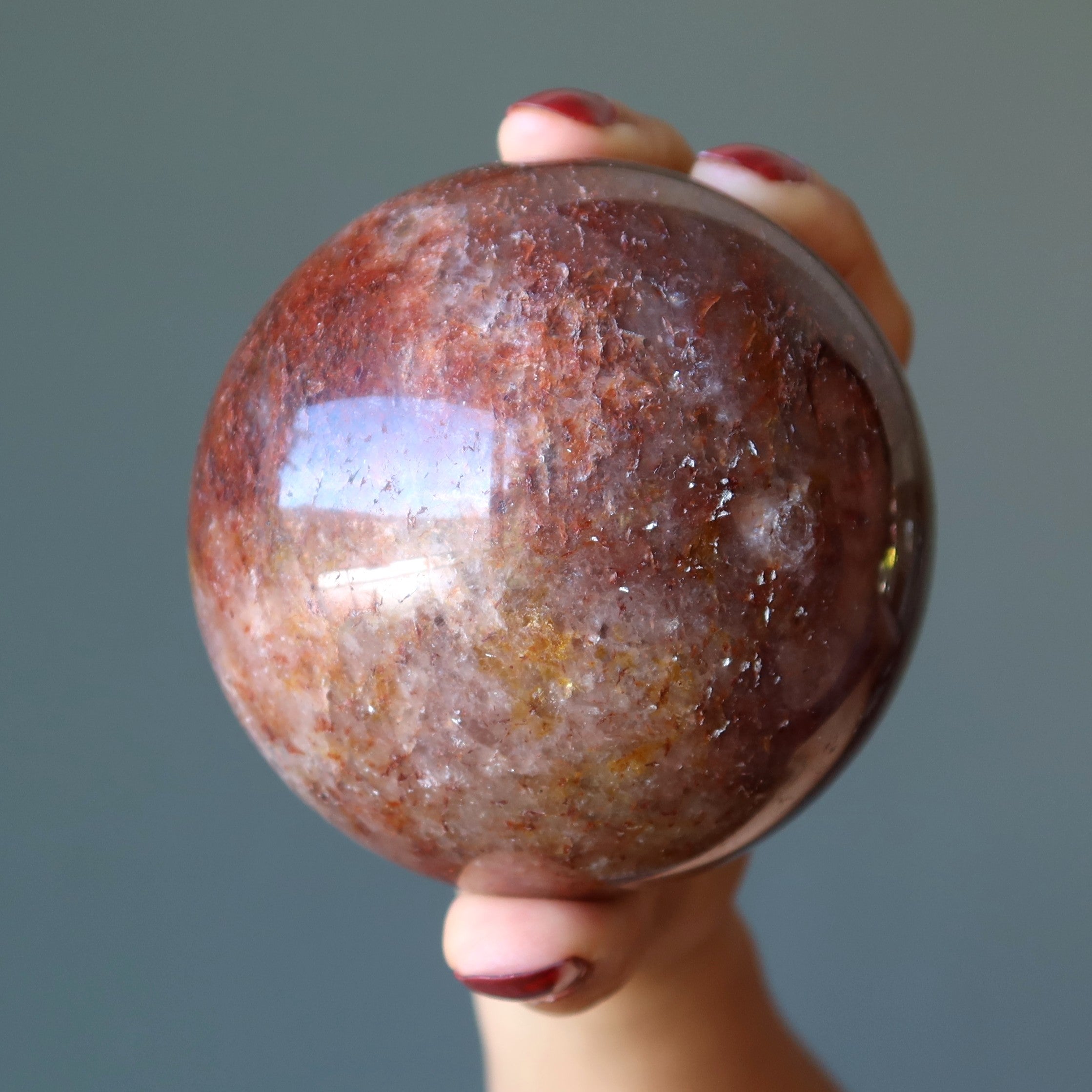 Sphère de quartz de feu rouge, boule de cristal chargée d'hématite