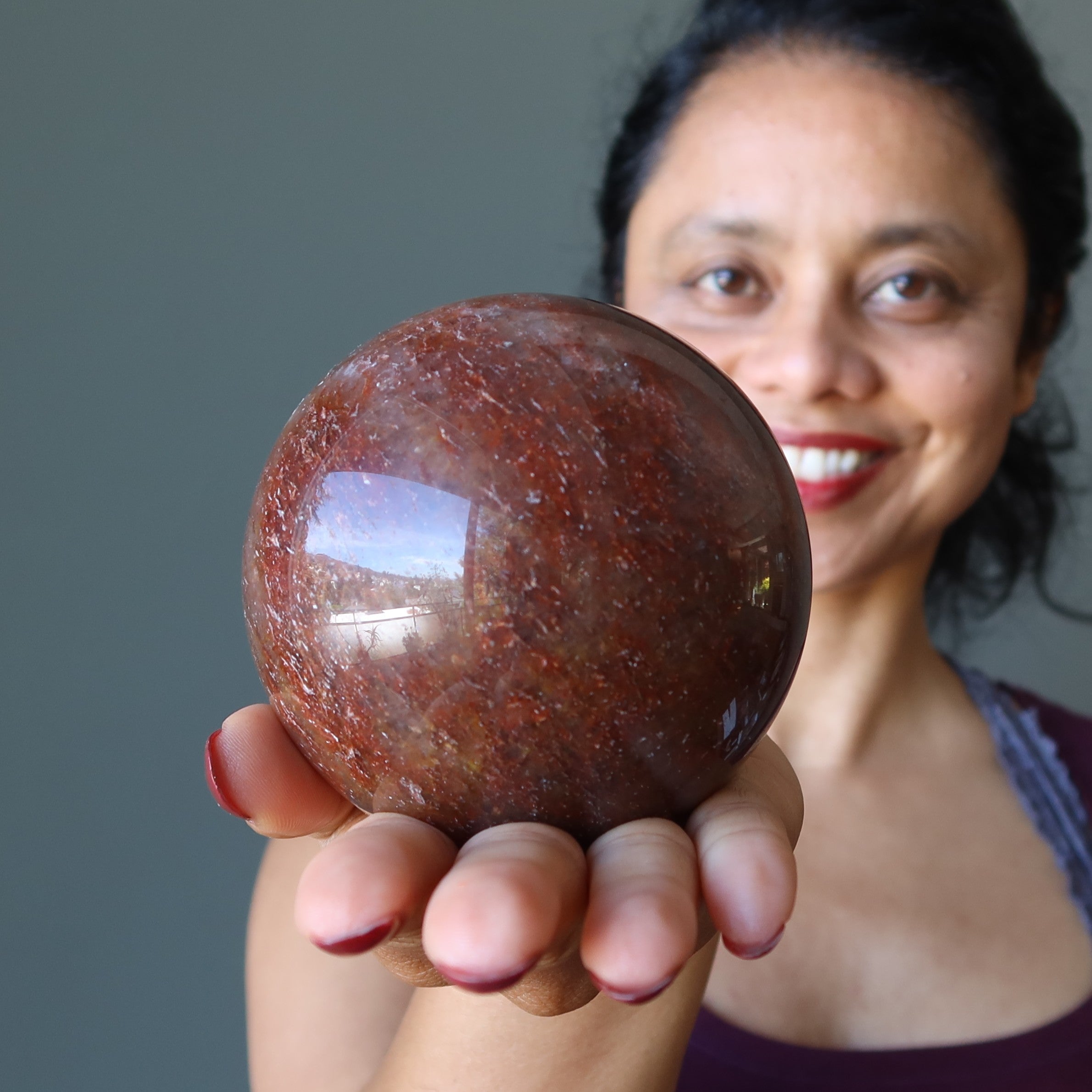 Sphère de quartz de feu rouge, boule de cristal chargée d'hématite