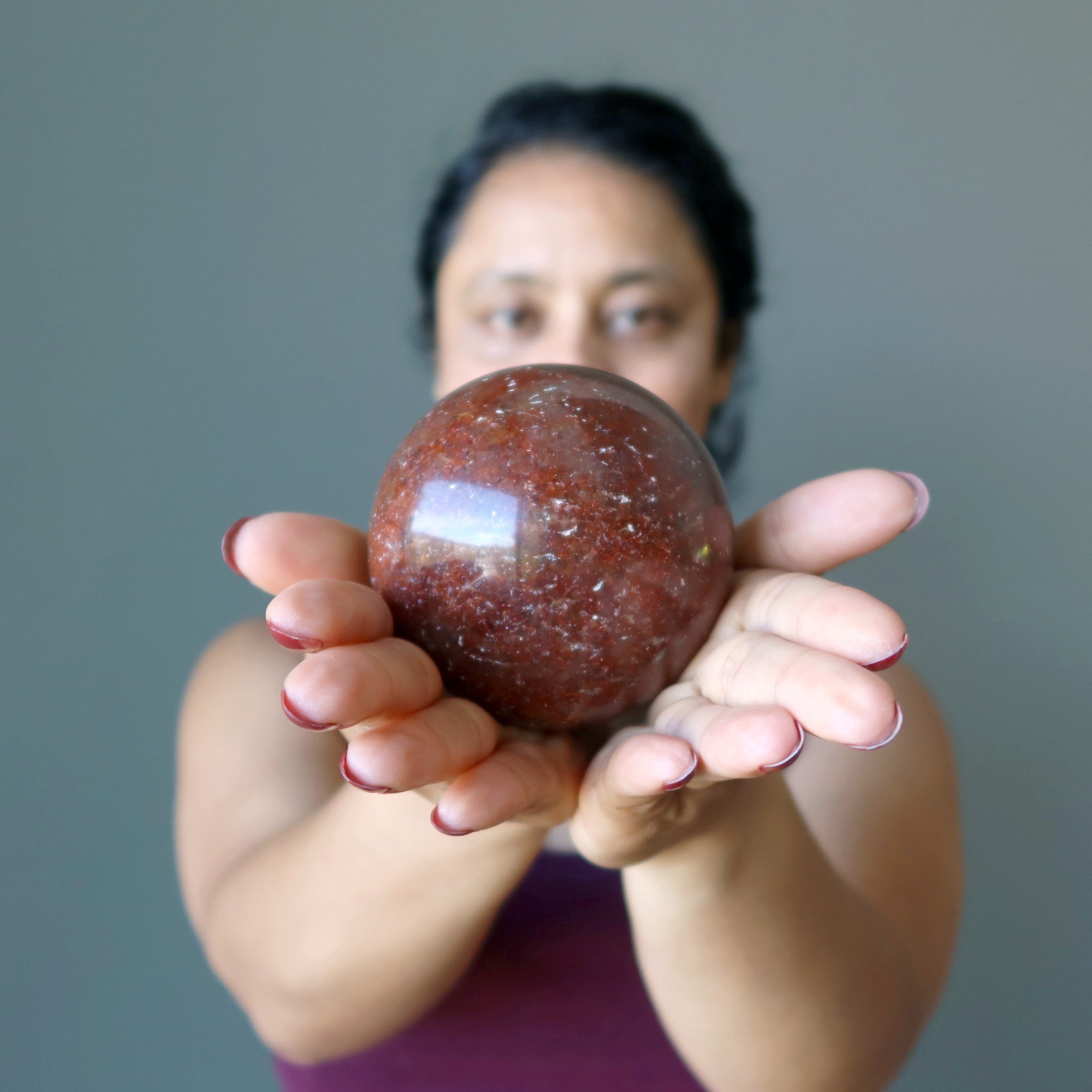 Sphère de quartz de feu rouge, boule de cristal chargée d'hématite
