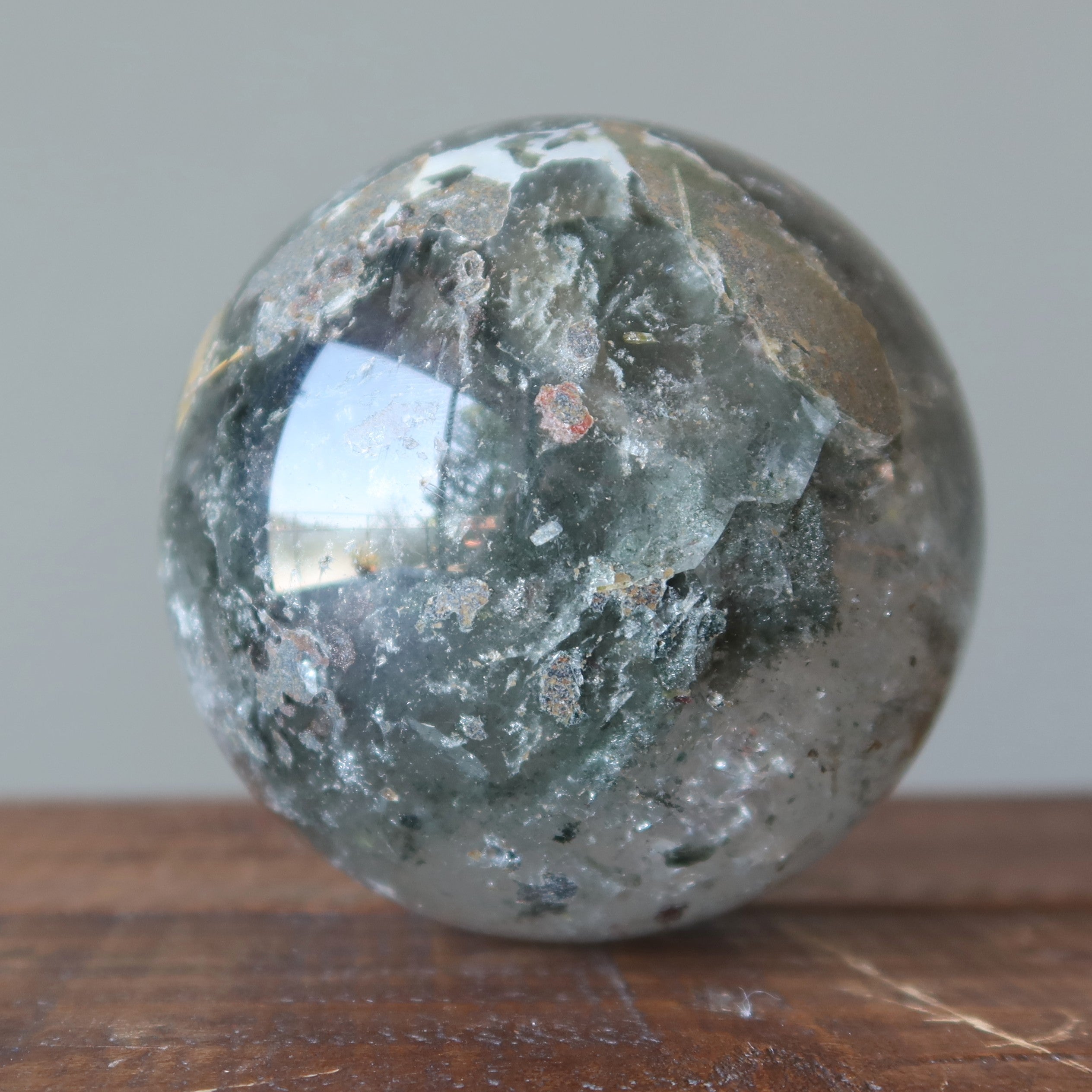 Sphère de Quartz Fantôme Jardin de Chlorite Verte Boule de Cristal de Lodolite
