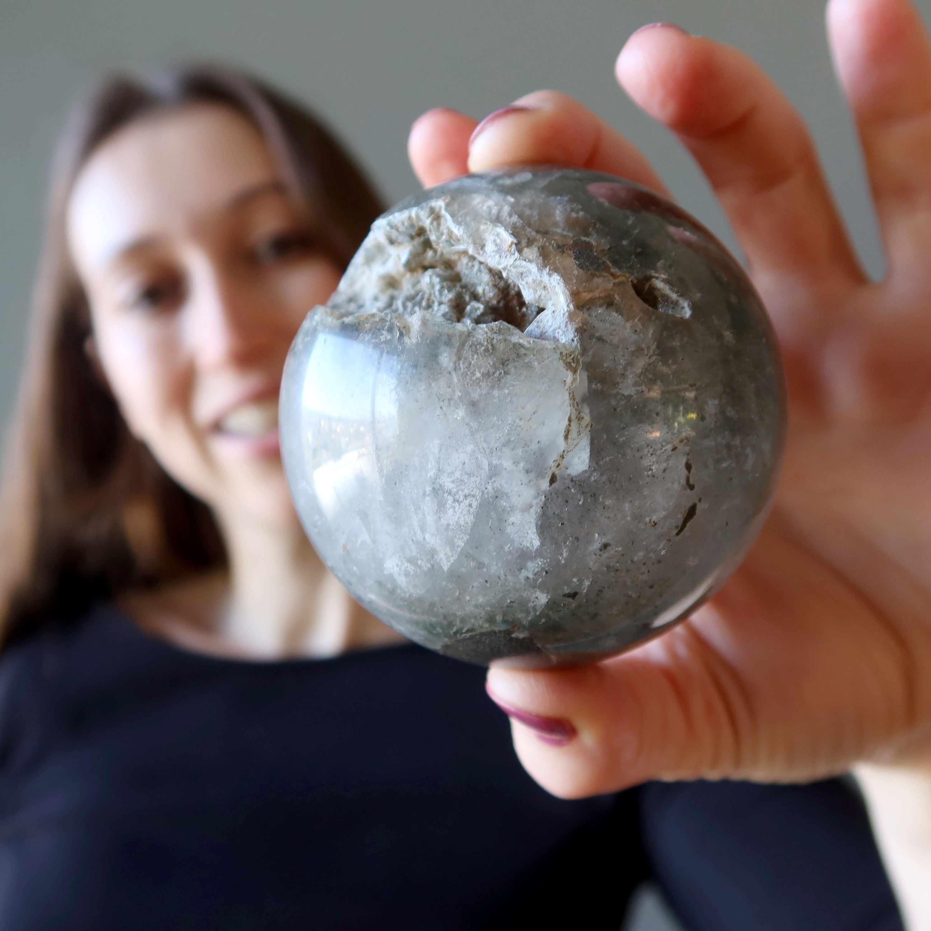 Sphère de Quartz Fantôme Jardin de Chlorite Verte Boule de Cristal de Lodolite