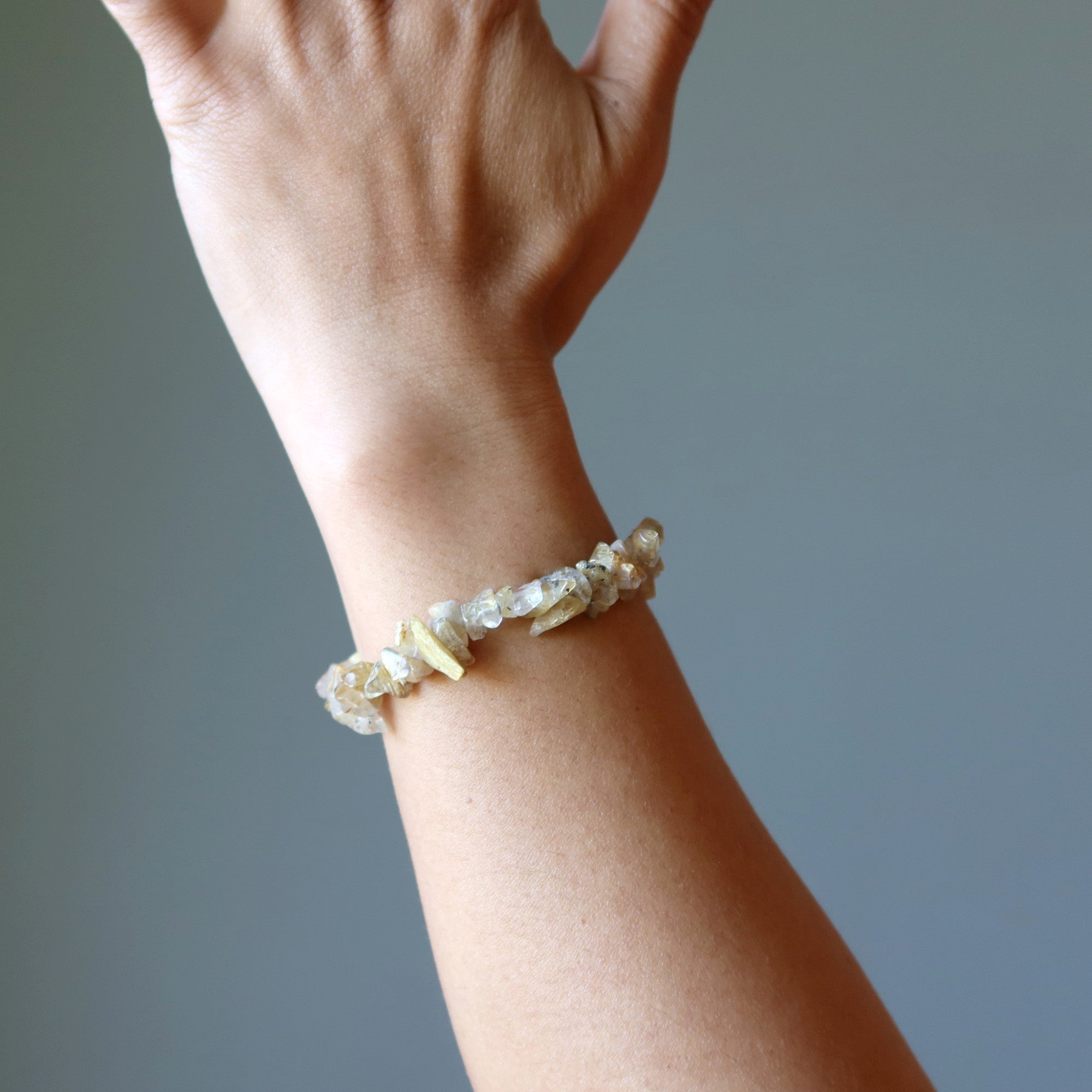 Bracelet en quartz rutile avec fermoir à puces dorées