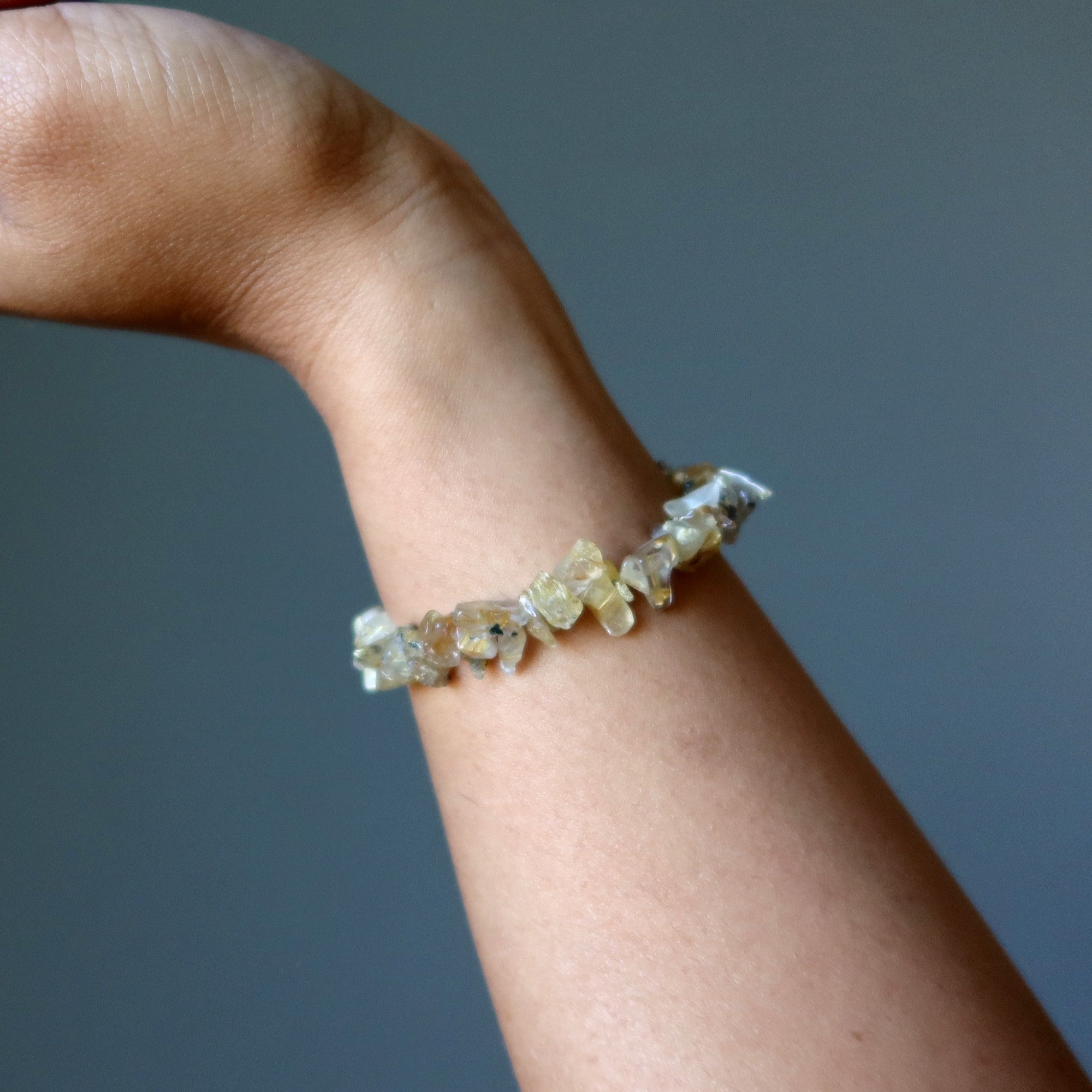 Bracelet en quartz rutile avec fermoir à puces dorées