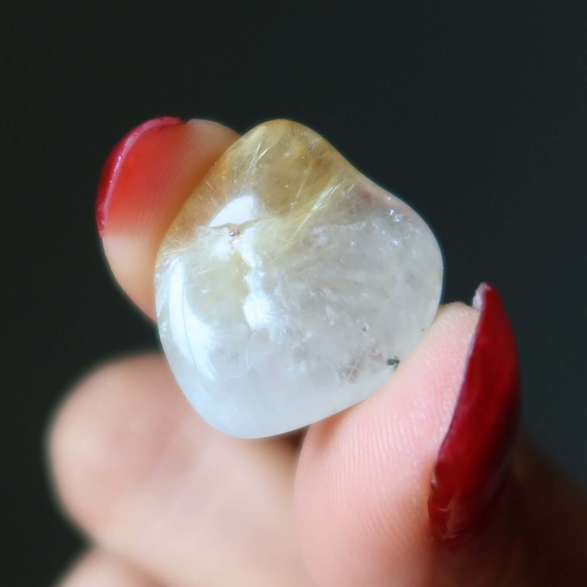 Brins de quartz rutile poli en pierres roulées