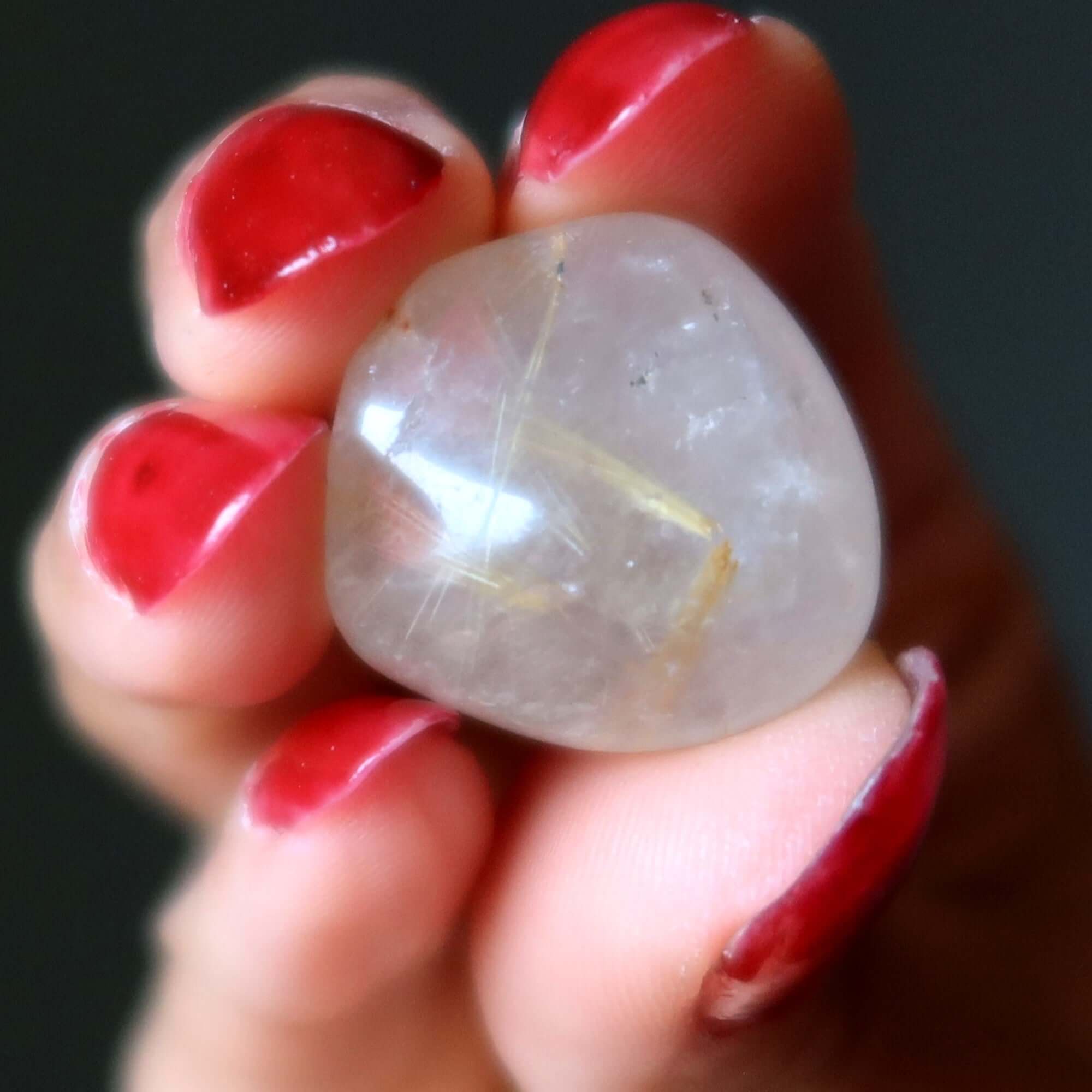 Brins de quartz rutile poli en pierres roulées