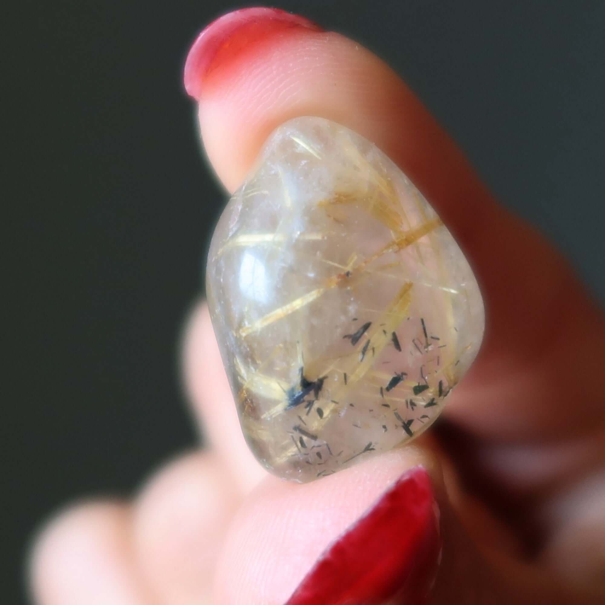 Brins de quartz rutile poli en pierres roulées