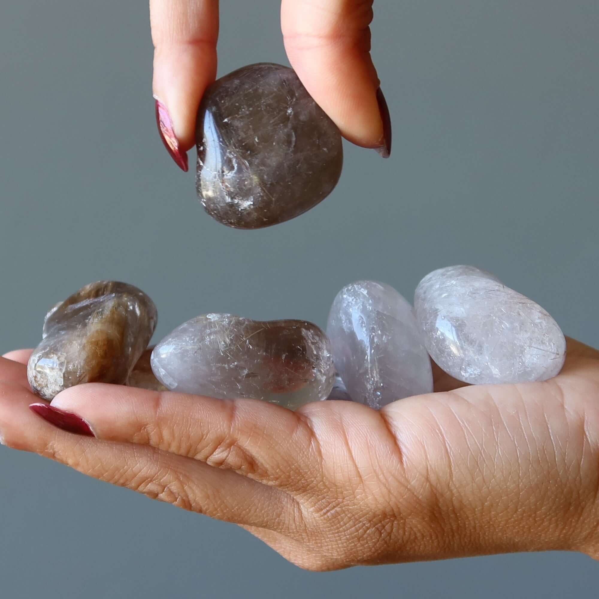 Brins de quartz rutile poli en pierres roulées
