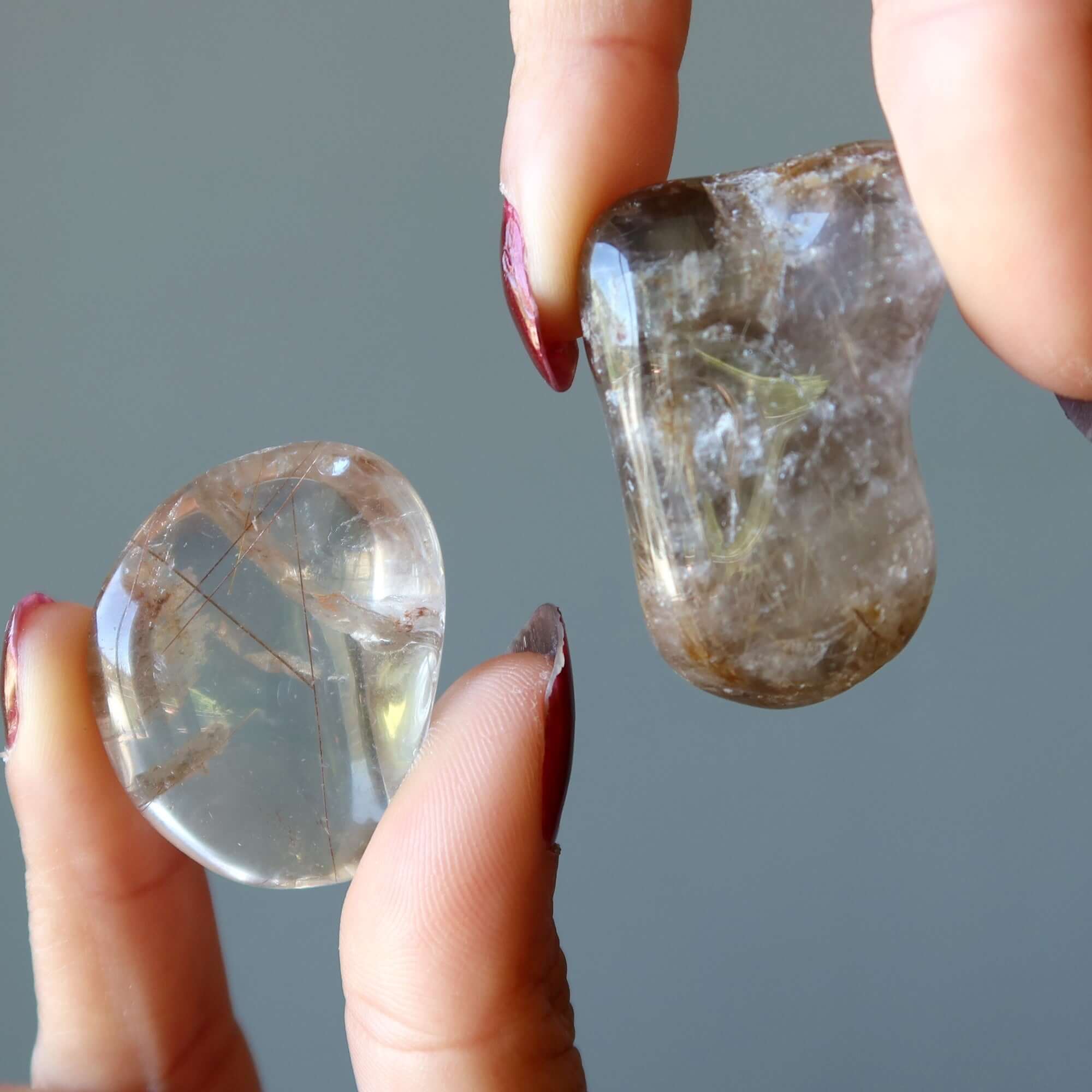 Brins de quartz rutile poli en pierres roulées