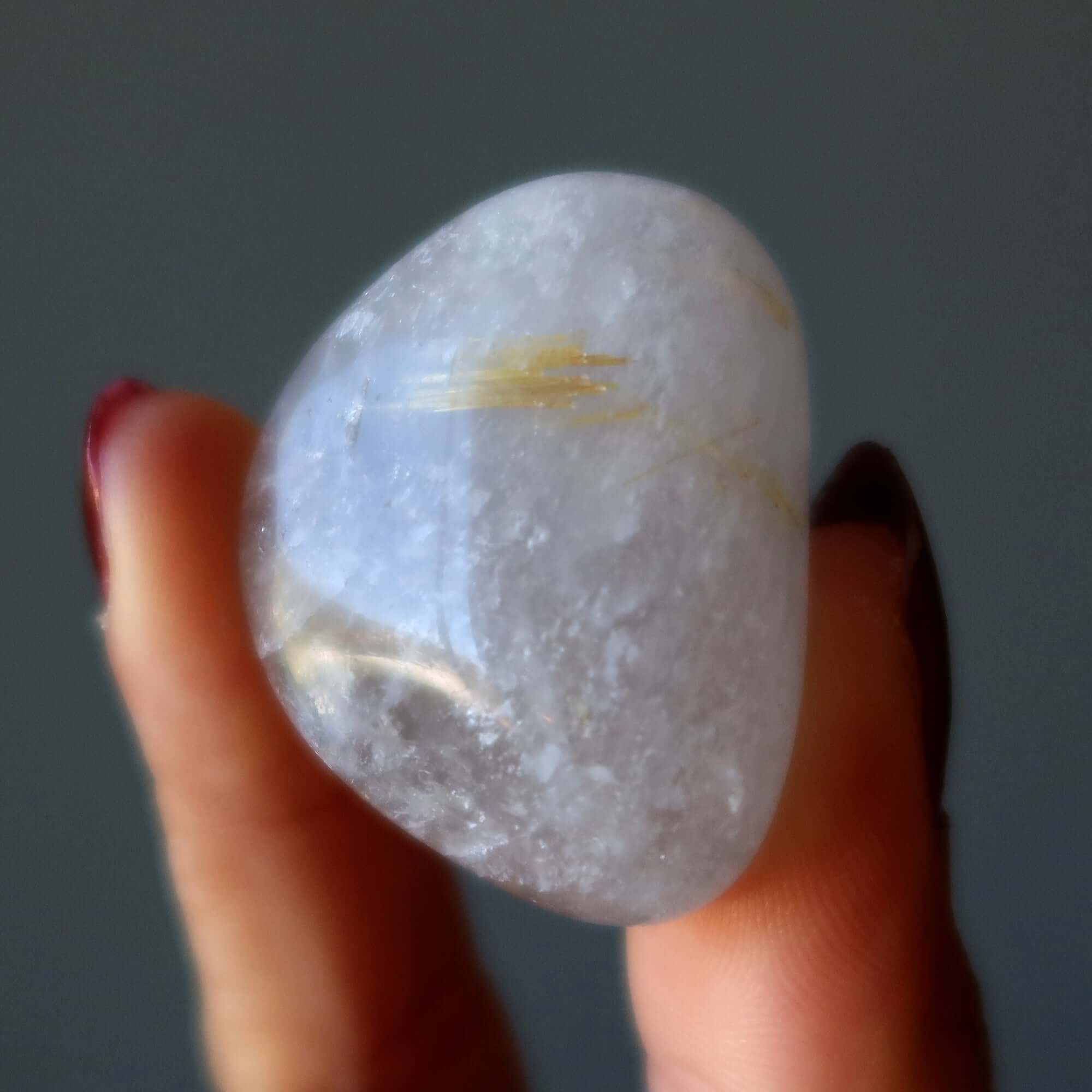 Brins de quartz rutile poli en pierres roulées