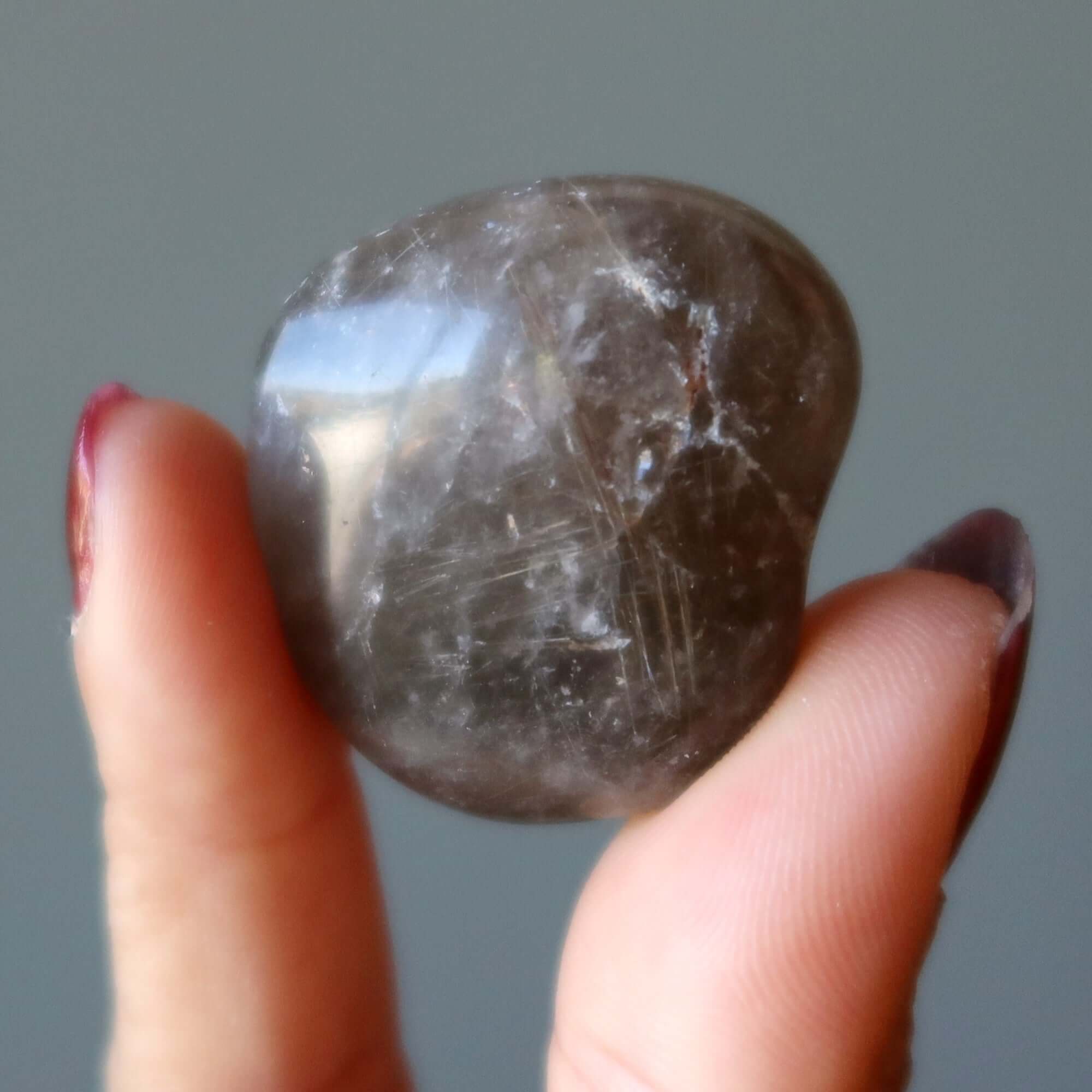 Brins de quartz rutile poli en pierres roulées