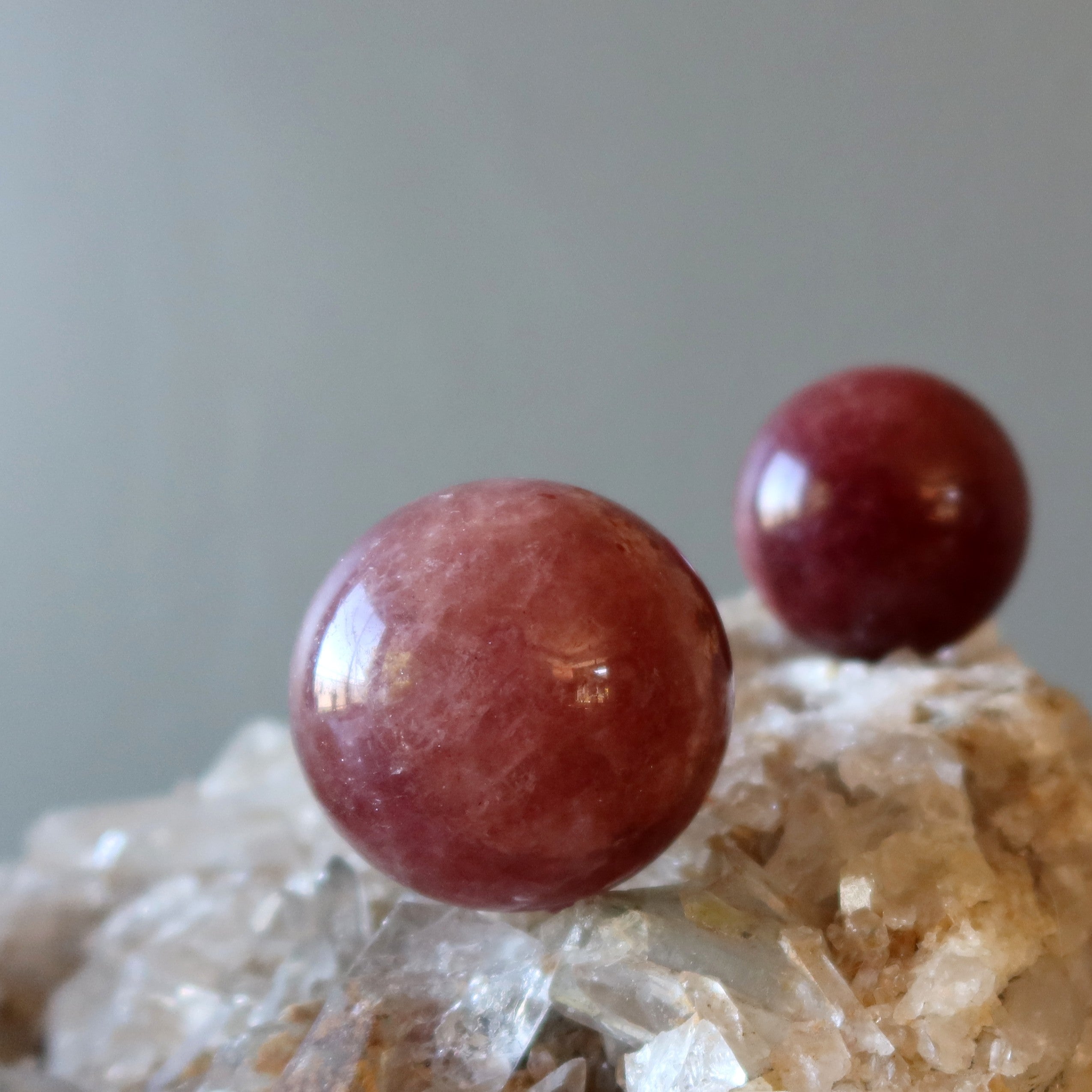 Rosa Feuerquarz Kugel Erdbeer Freude Kristallkugel
