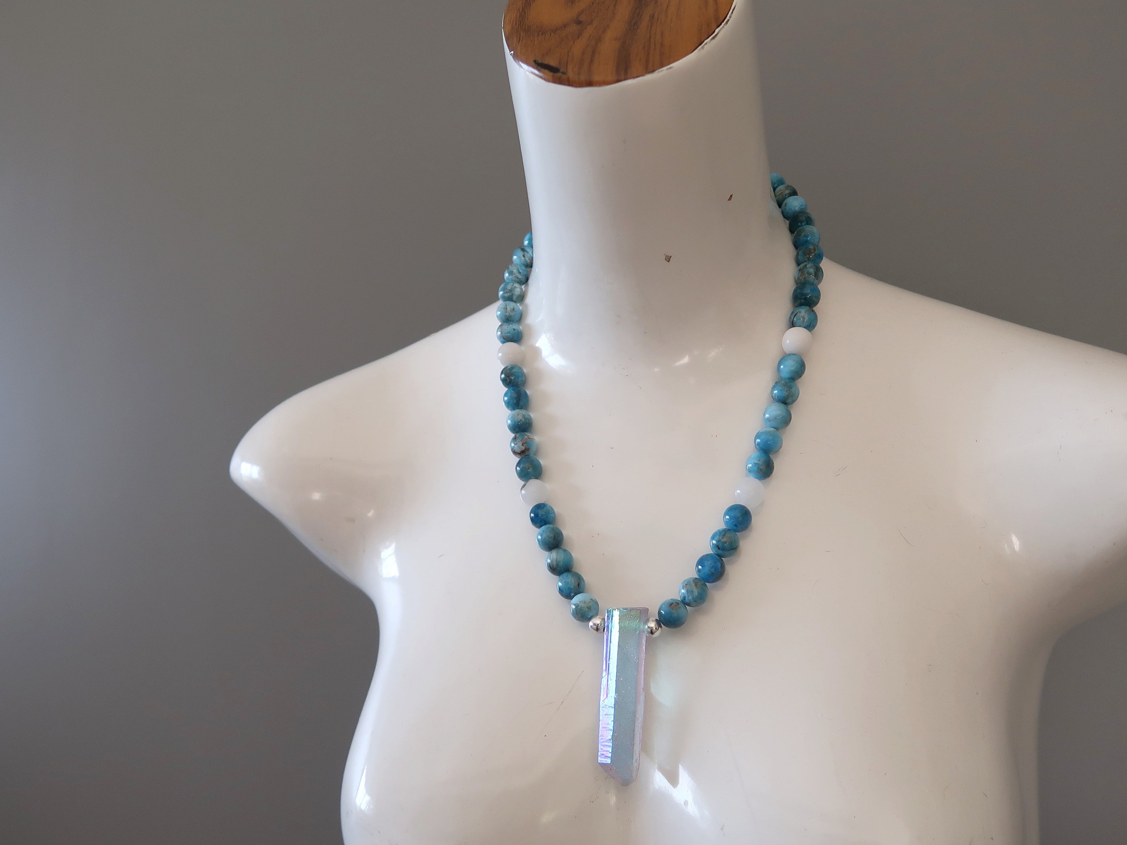 Collier Aura Quartz Apatite Bleu Aqua Blanc Neige Pierre d'Apparat Pointe