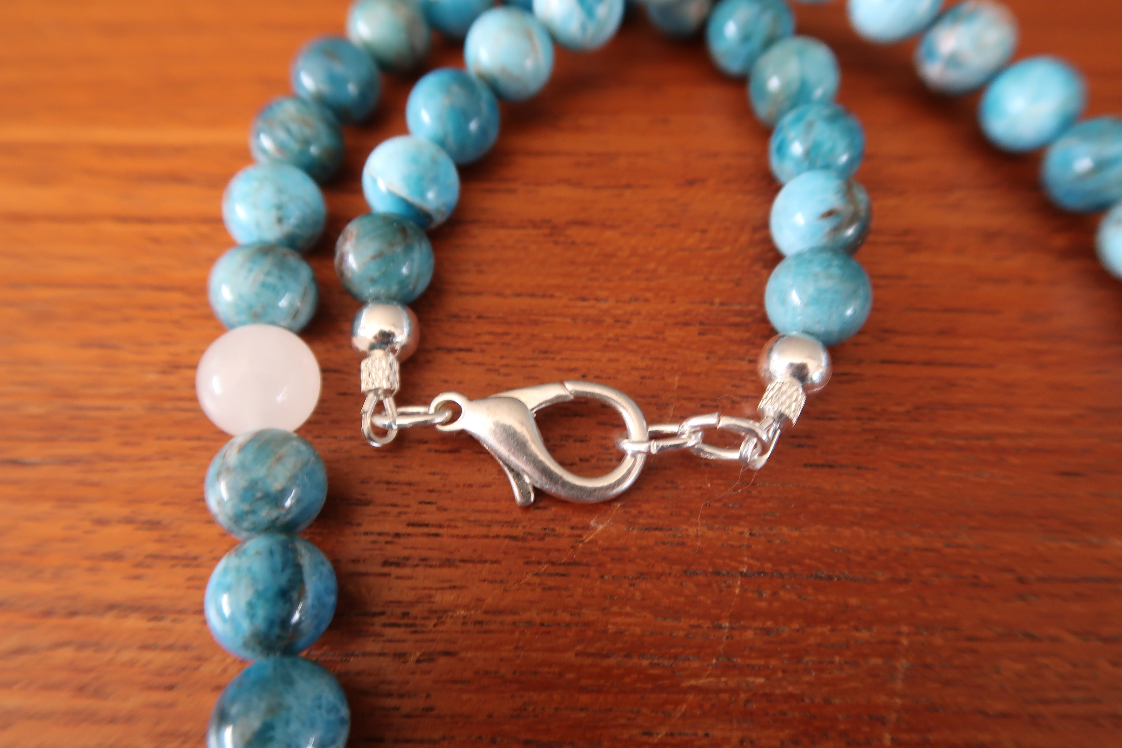 Collier Aura Quartz Apatite Bleu Aqua Blanc Neige Pierre d'Apparat Pointe