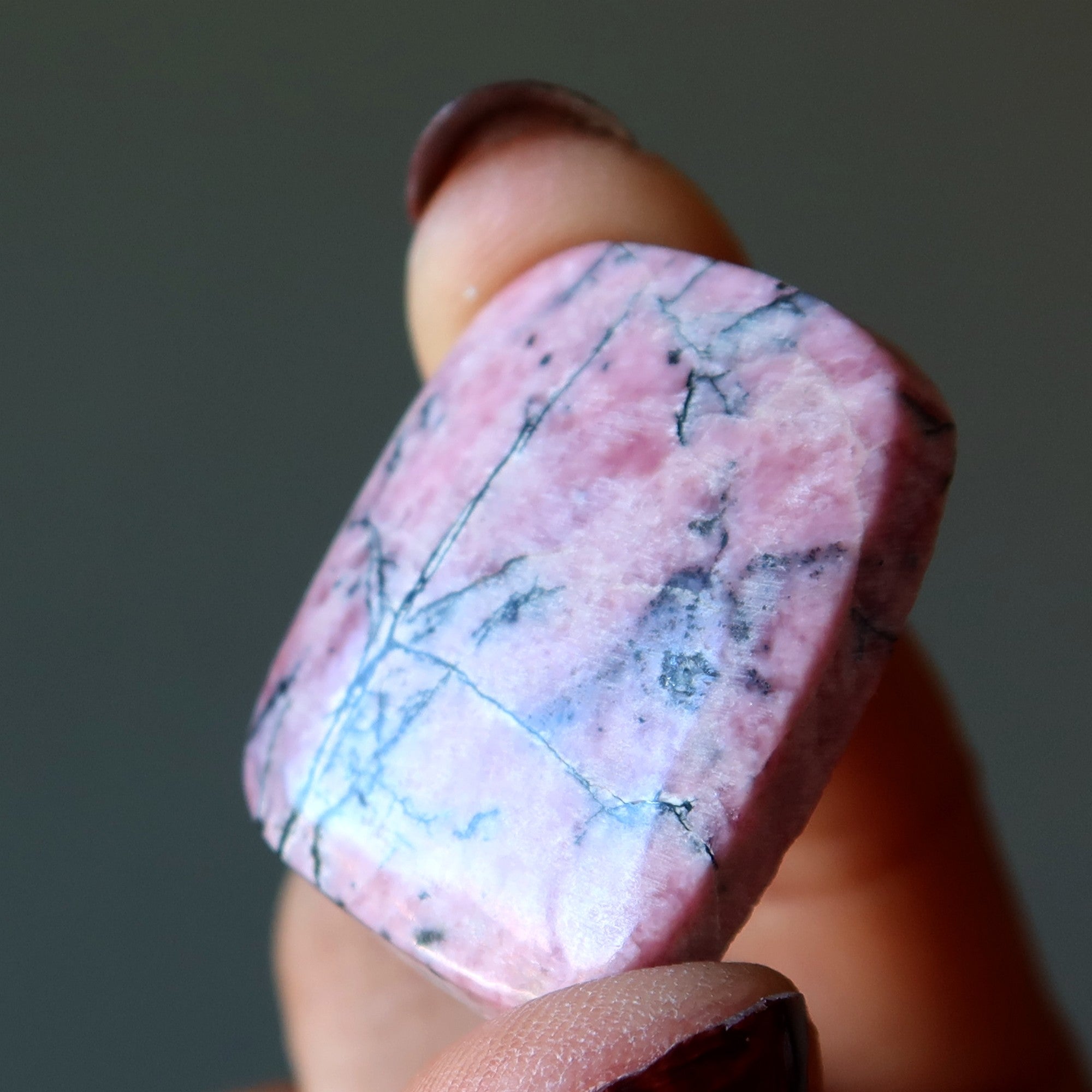 Rhodonit-Taschenstein-Cabochon, Landschaftsedelstein