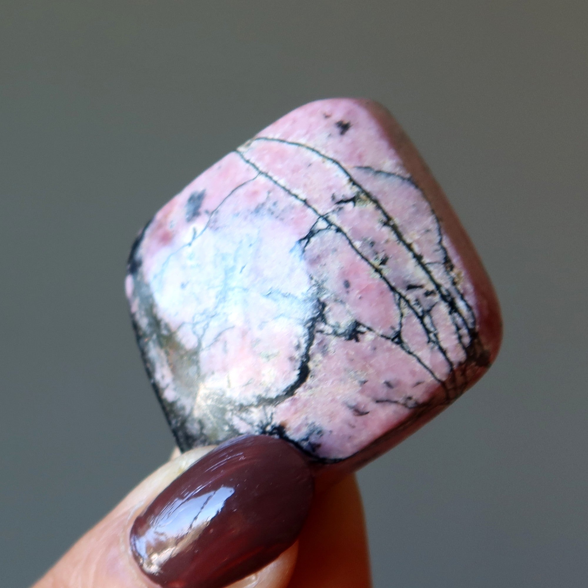 Rhodonit-Taschenstein-Cabochon, Landschaftsedelstein