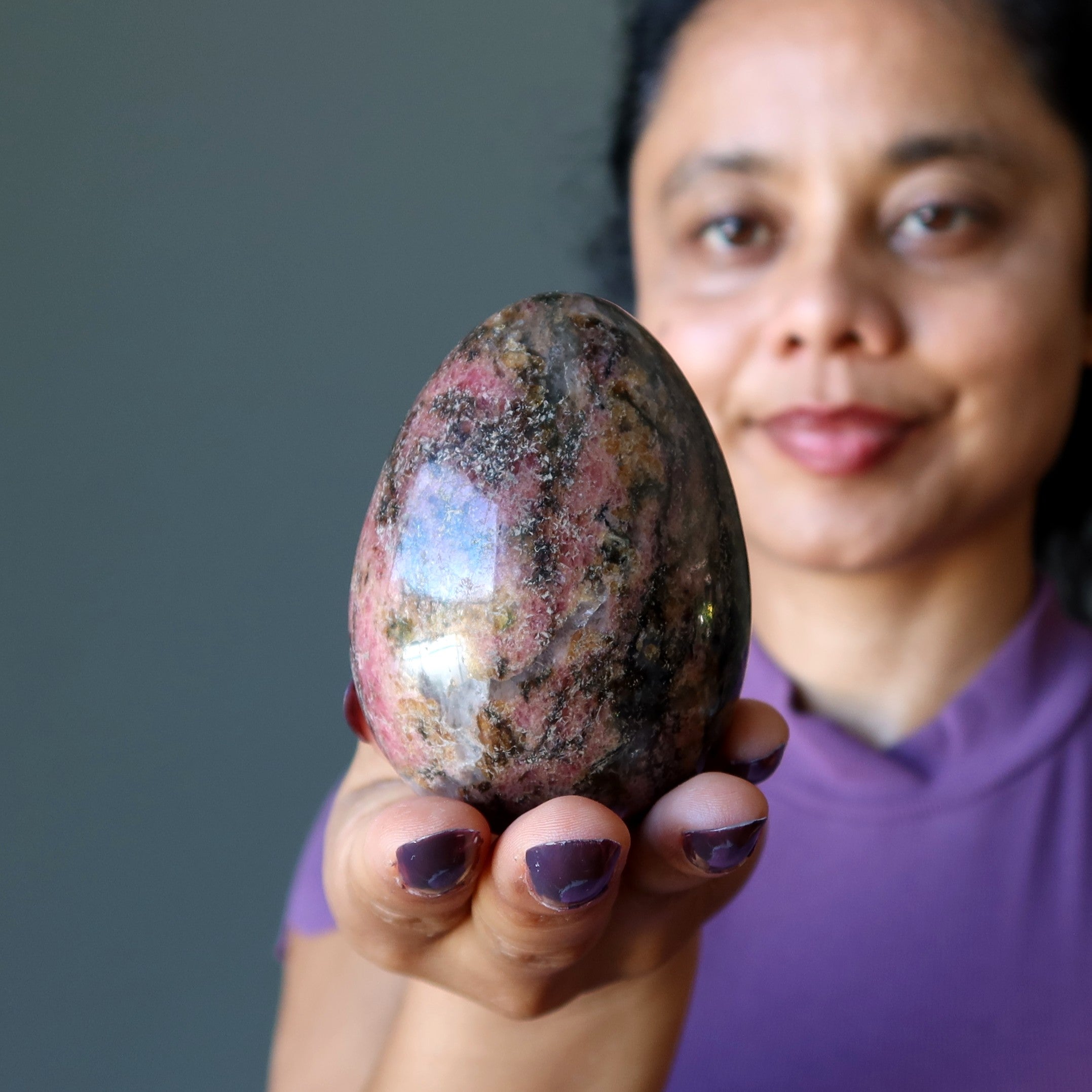 Œuf de rhodochrosite rose foncé, amour solide comme le roc, cristal d'amitié