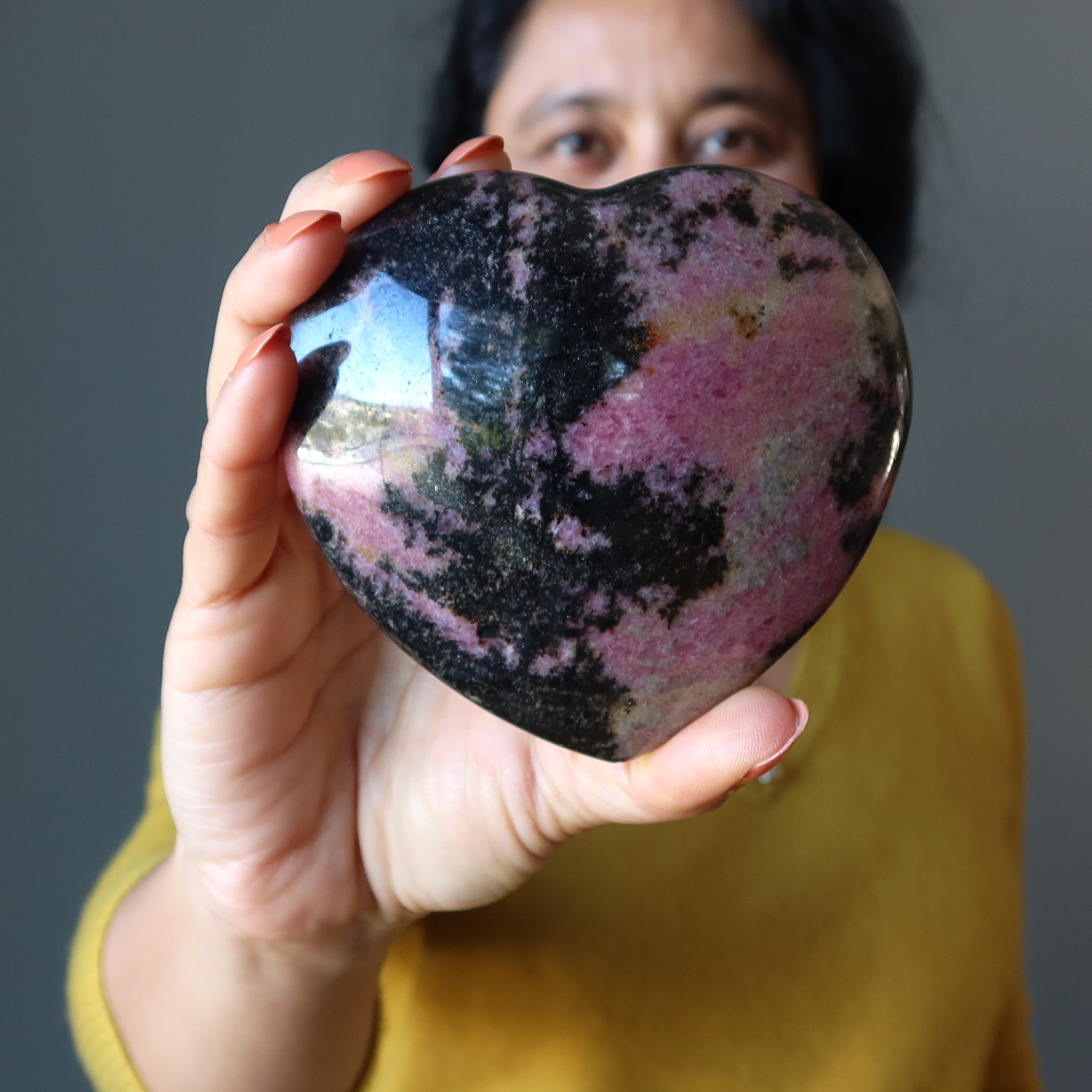 Cœur de rhodonite rose noir cristal des amants sauvages