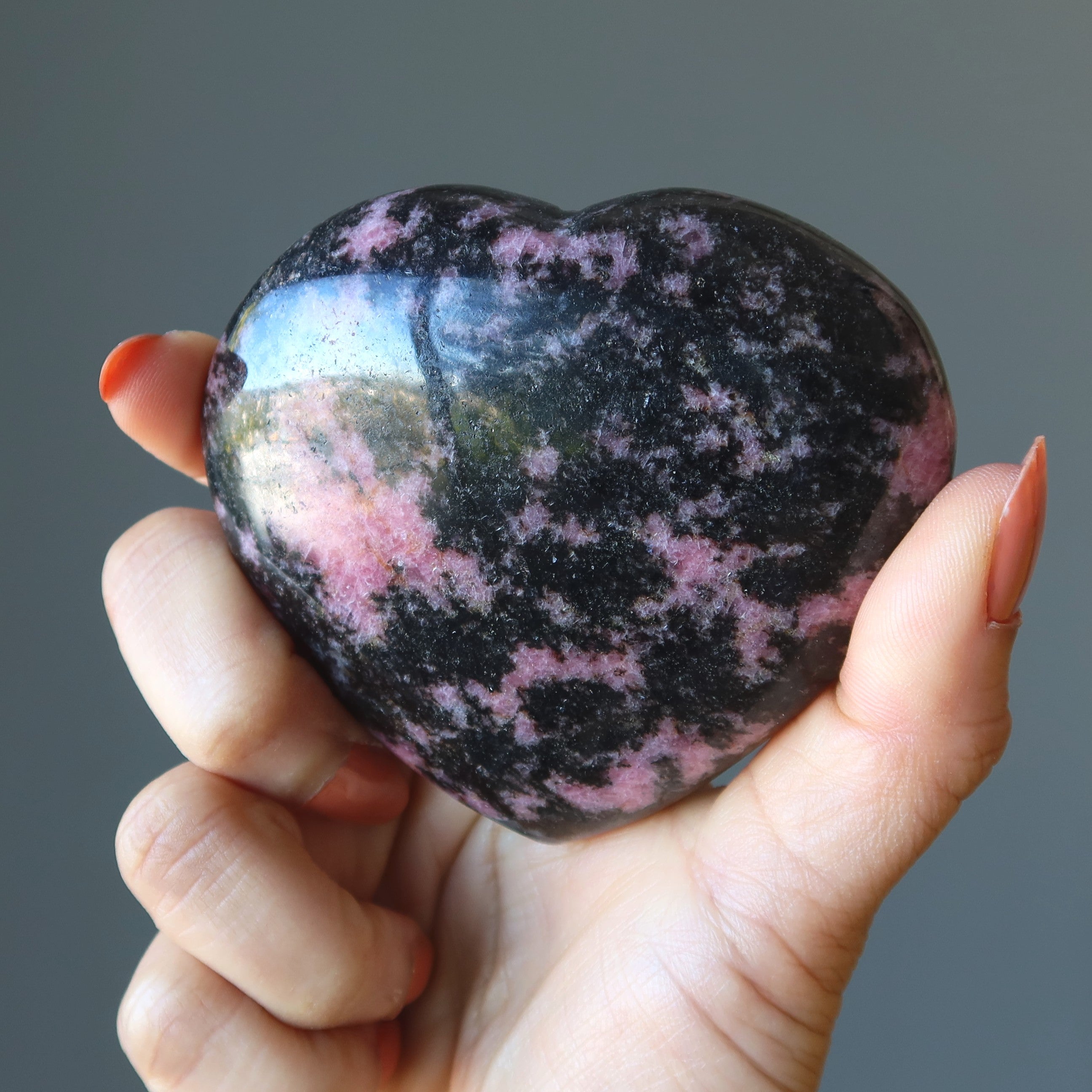 Cœur de rhodonite rose noir cristal des amants sauvages