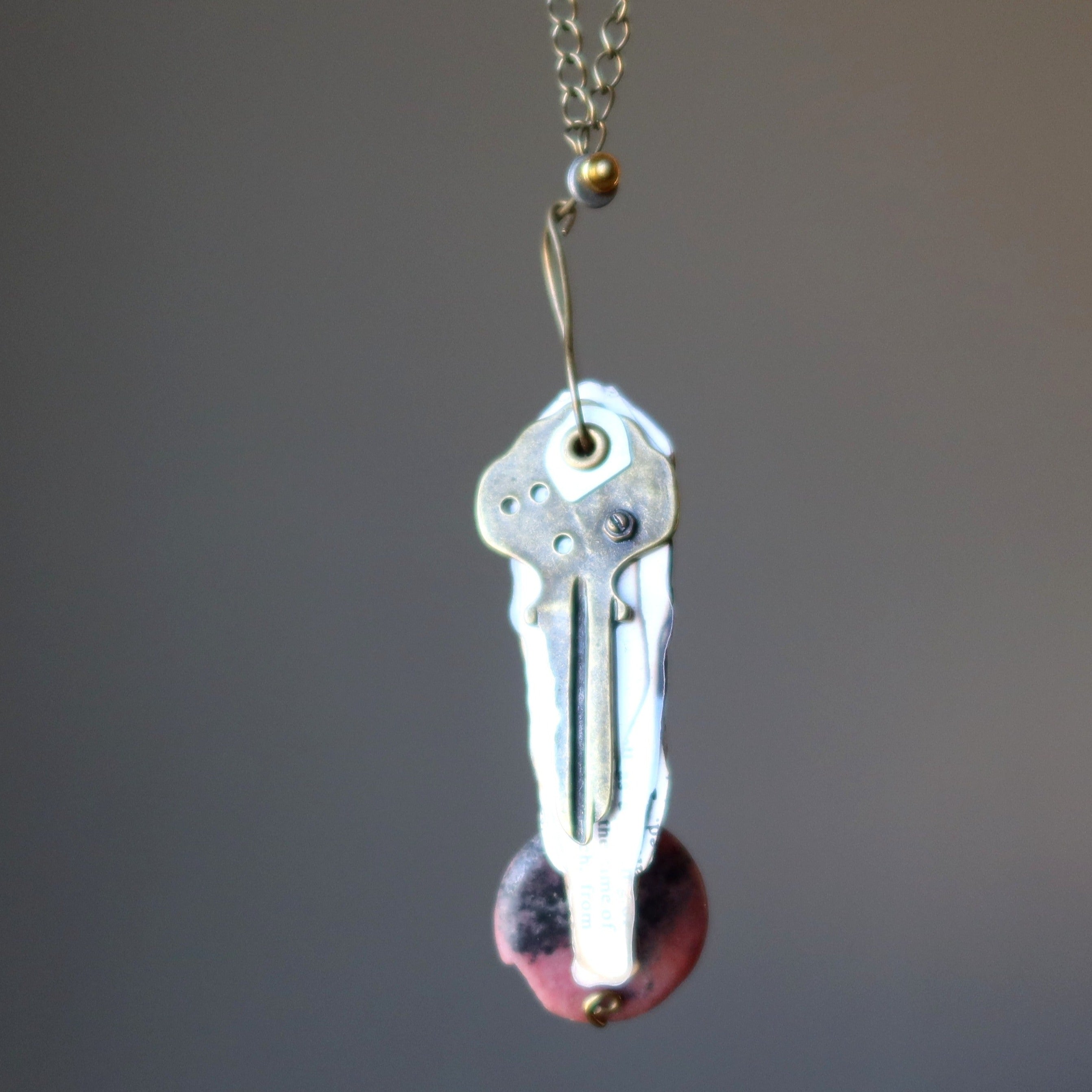 Collier en rhodonite avec clé « Book Lovers » en acier vieilli