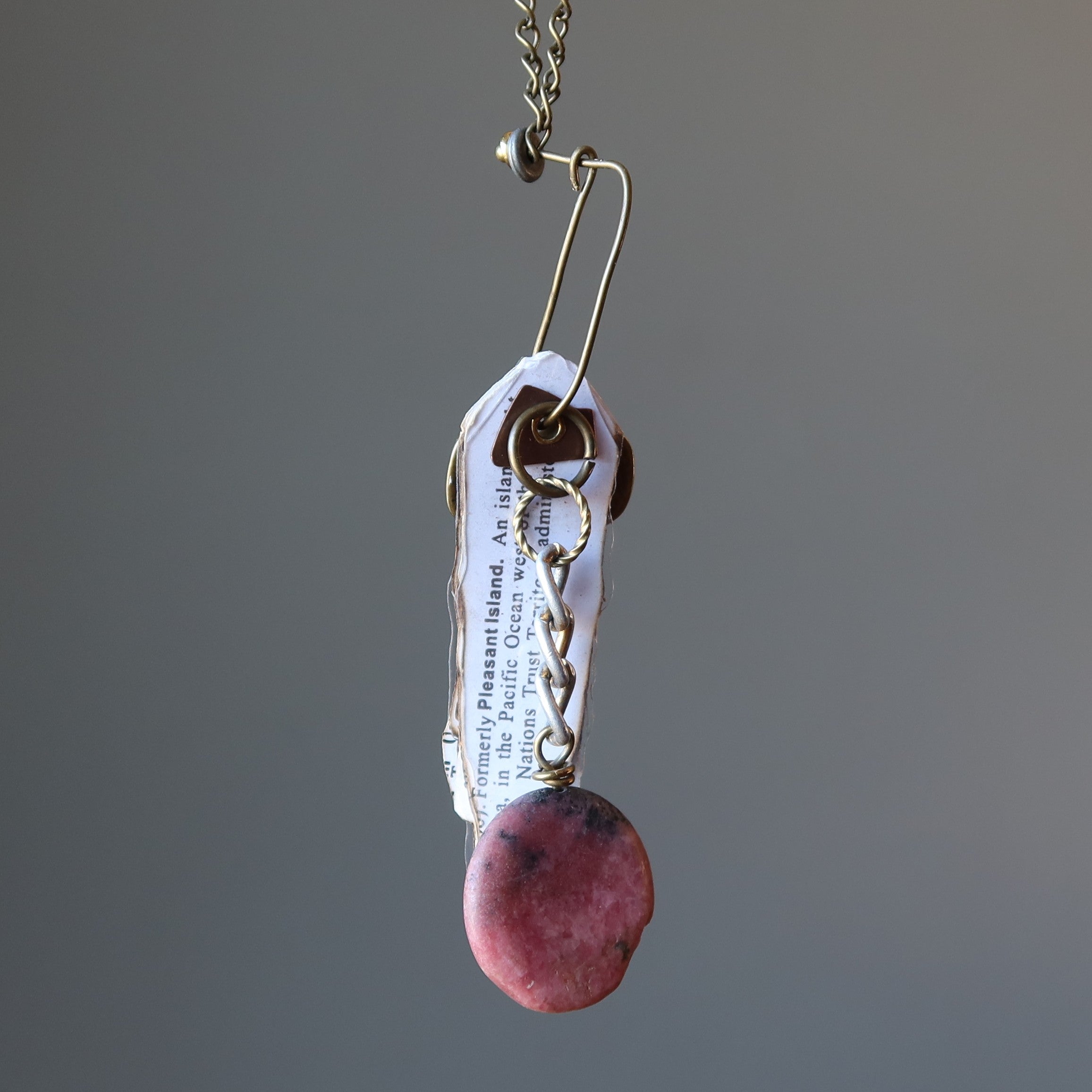Collier en rhodonite avec clé « Book Lovers » en acier vieilli