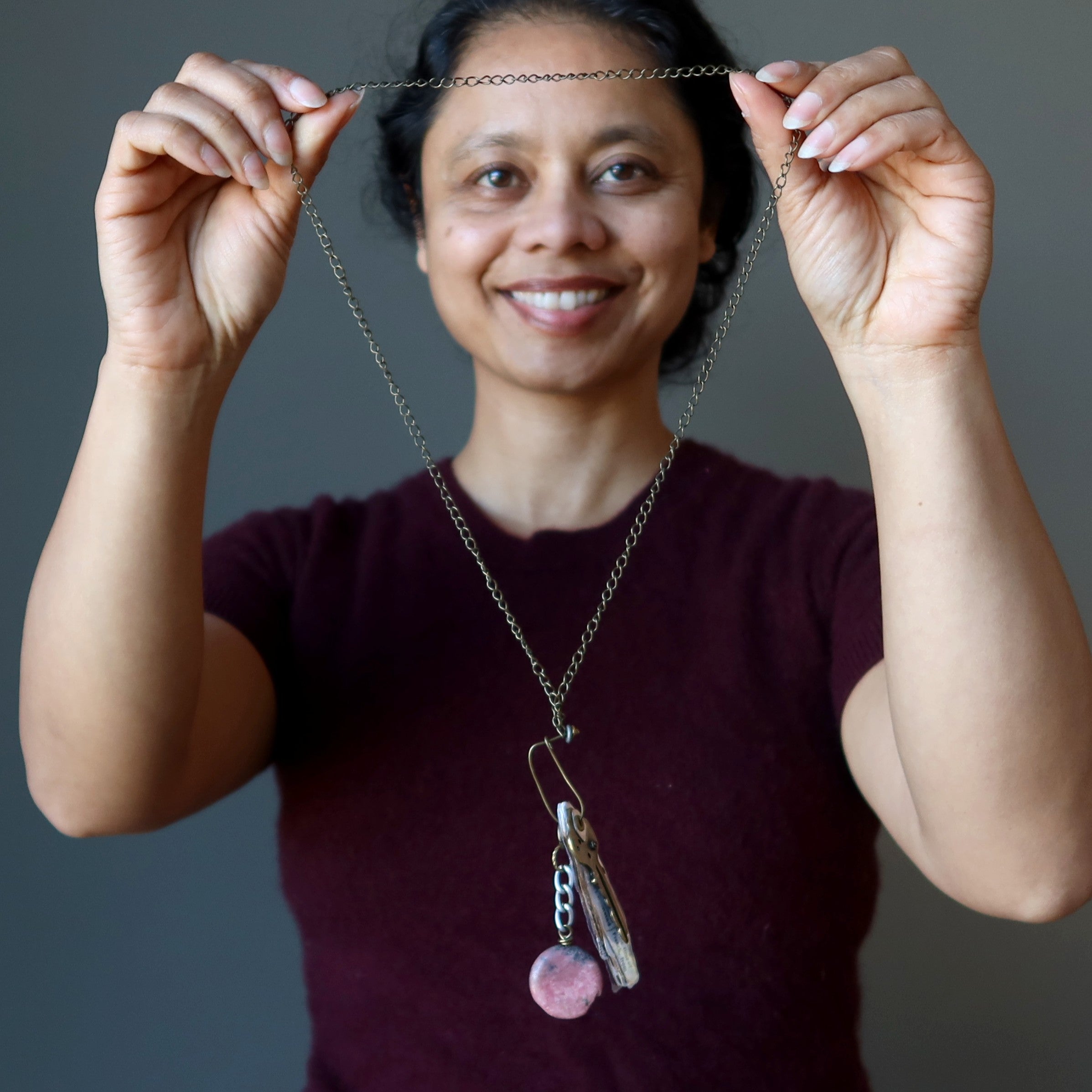 Collier en rhodonite avec clé « Book Lovers » en acier vieilli