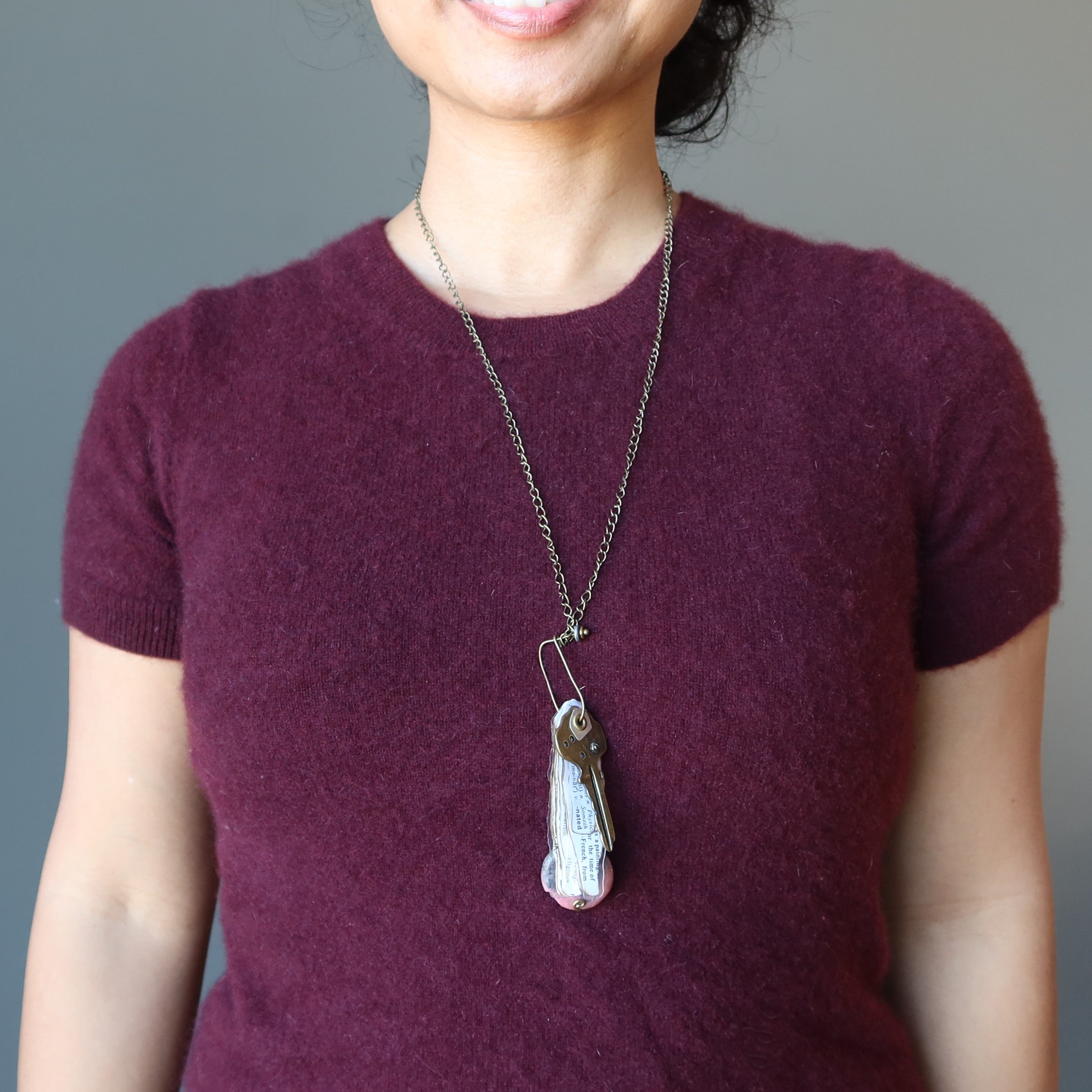 Collier en rhodonite avec clé « Book Lovers » en acier vieilli