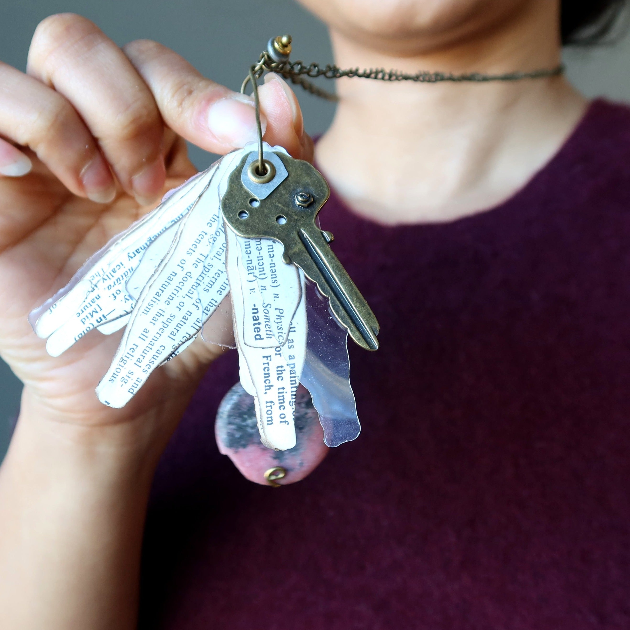 Collier en rhodonite avec clé « Book Lovers » en acier vieilli