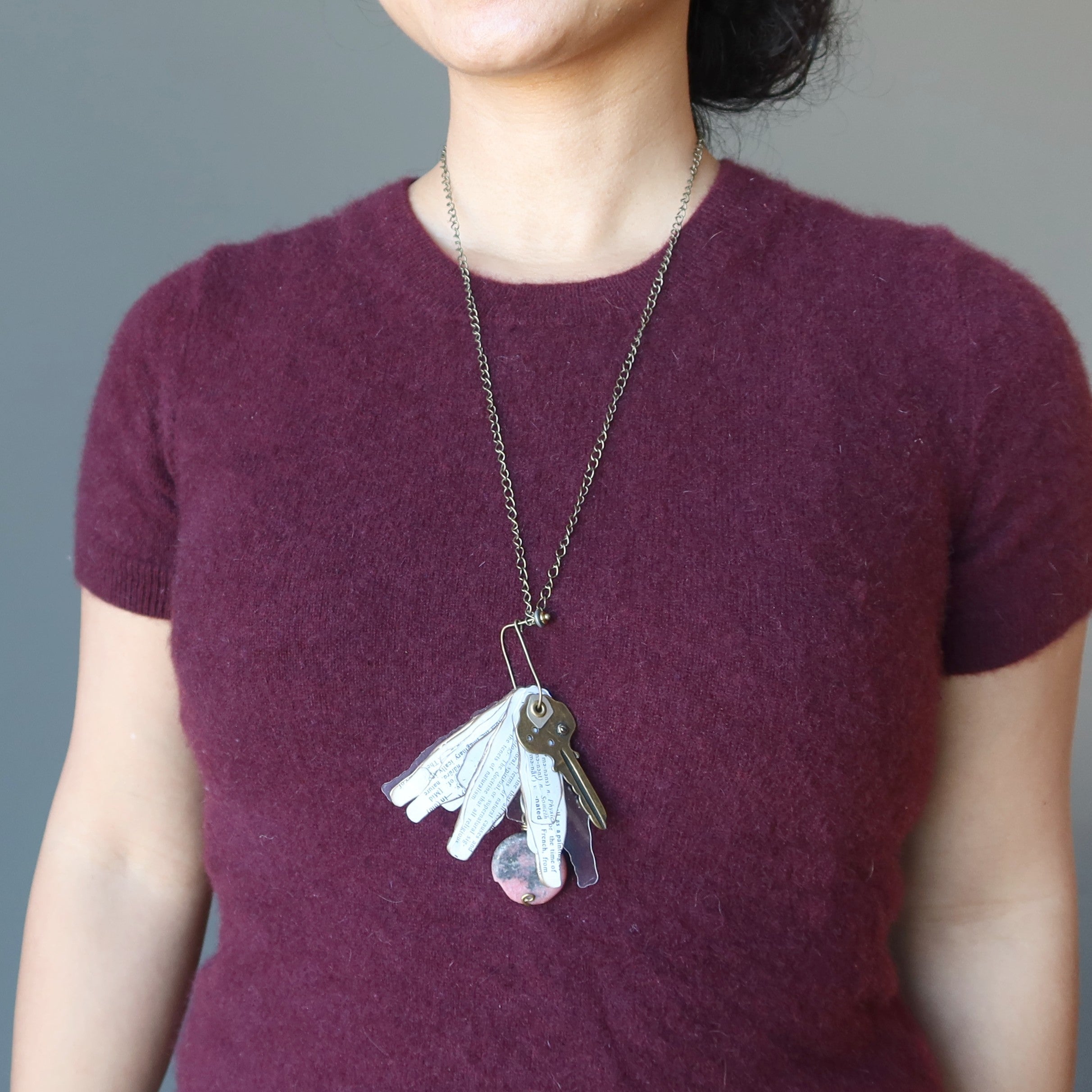 Collier en rhodonite avec clé « Book Lovers » en acier vieilli