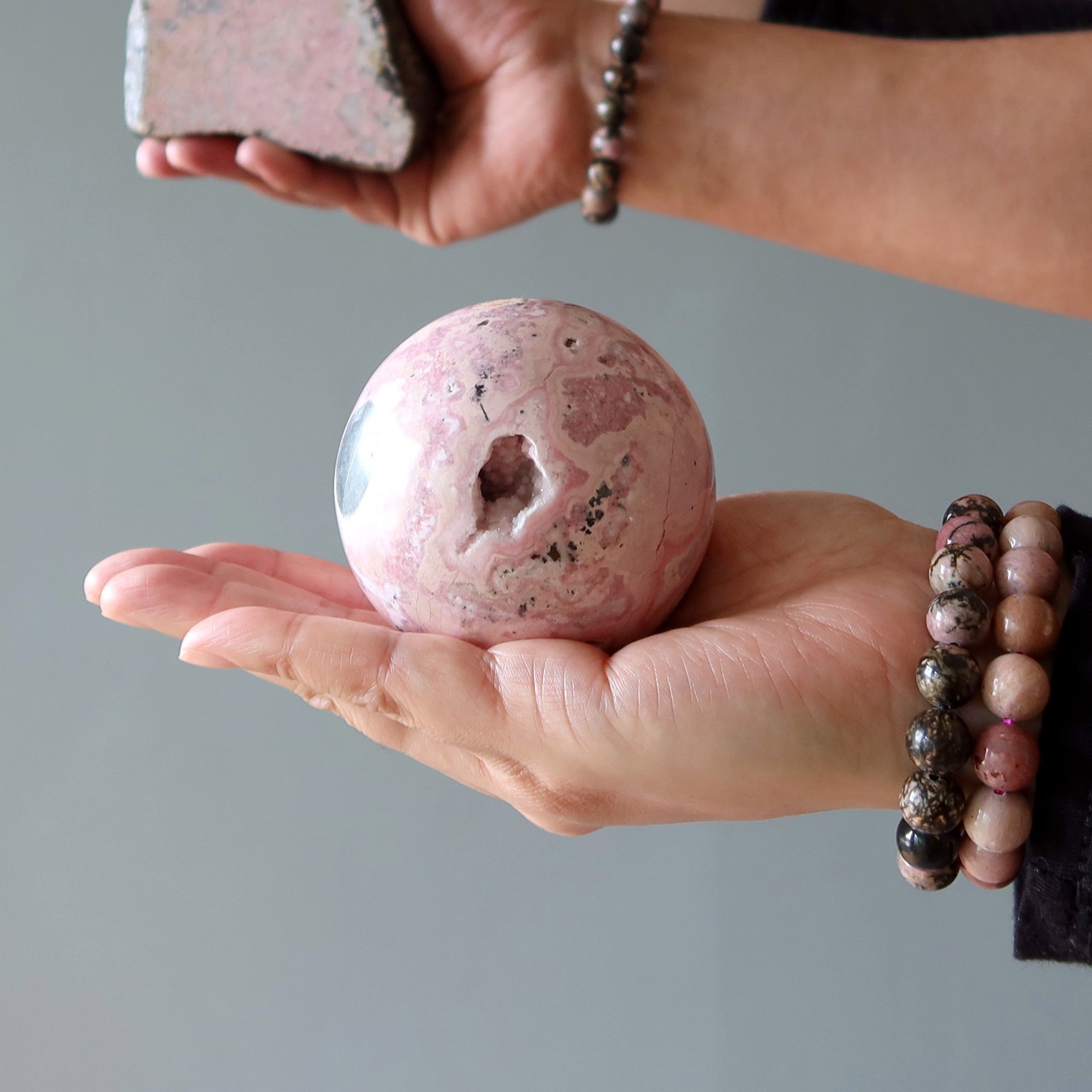 Sphère de rhodonite, boule de cristal géode rose, Ma grotte d'amour douillette