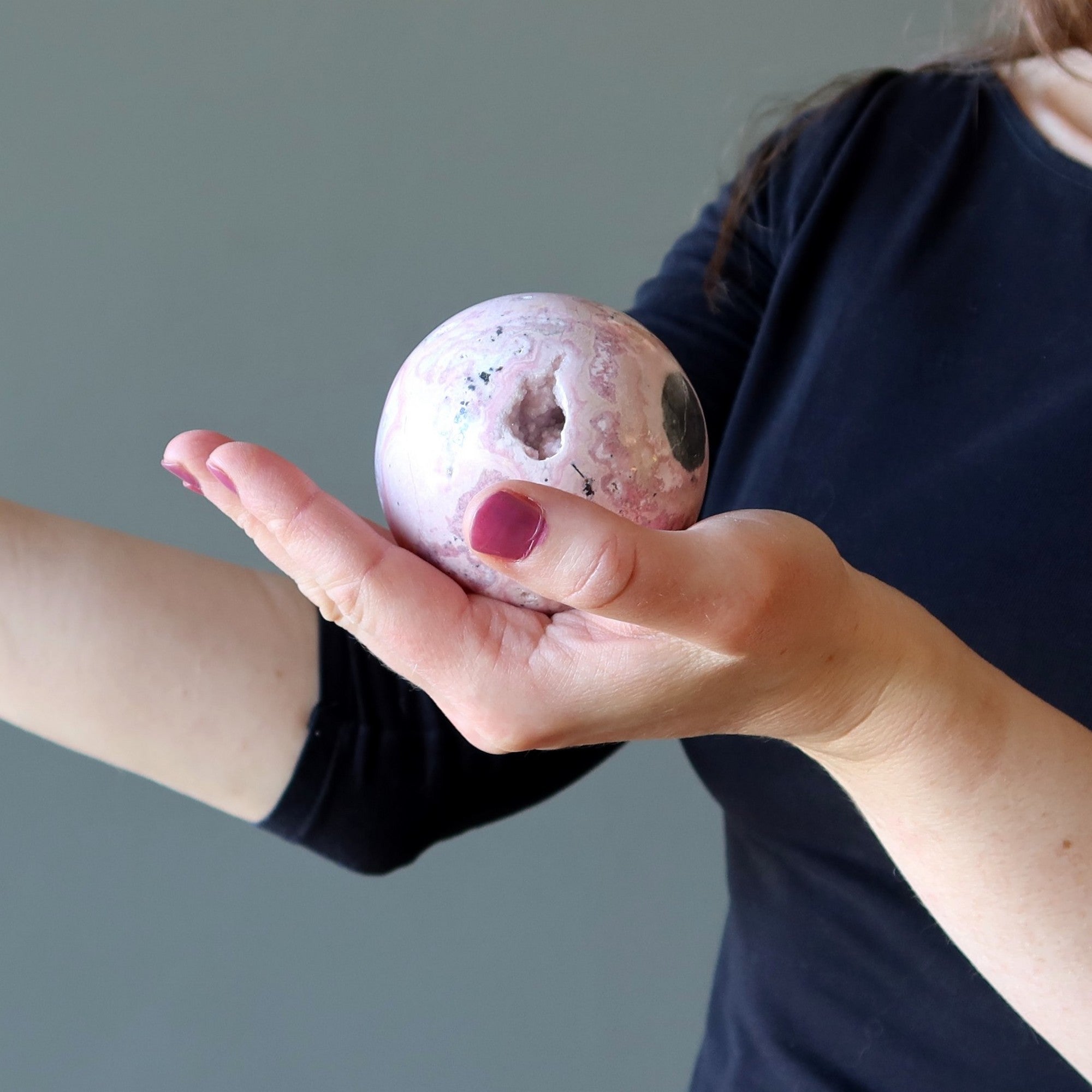 Sphère de rhodonite, boule de cristal géode rose, Ma grotte d'amour douillette