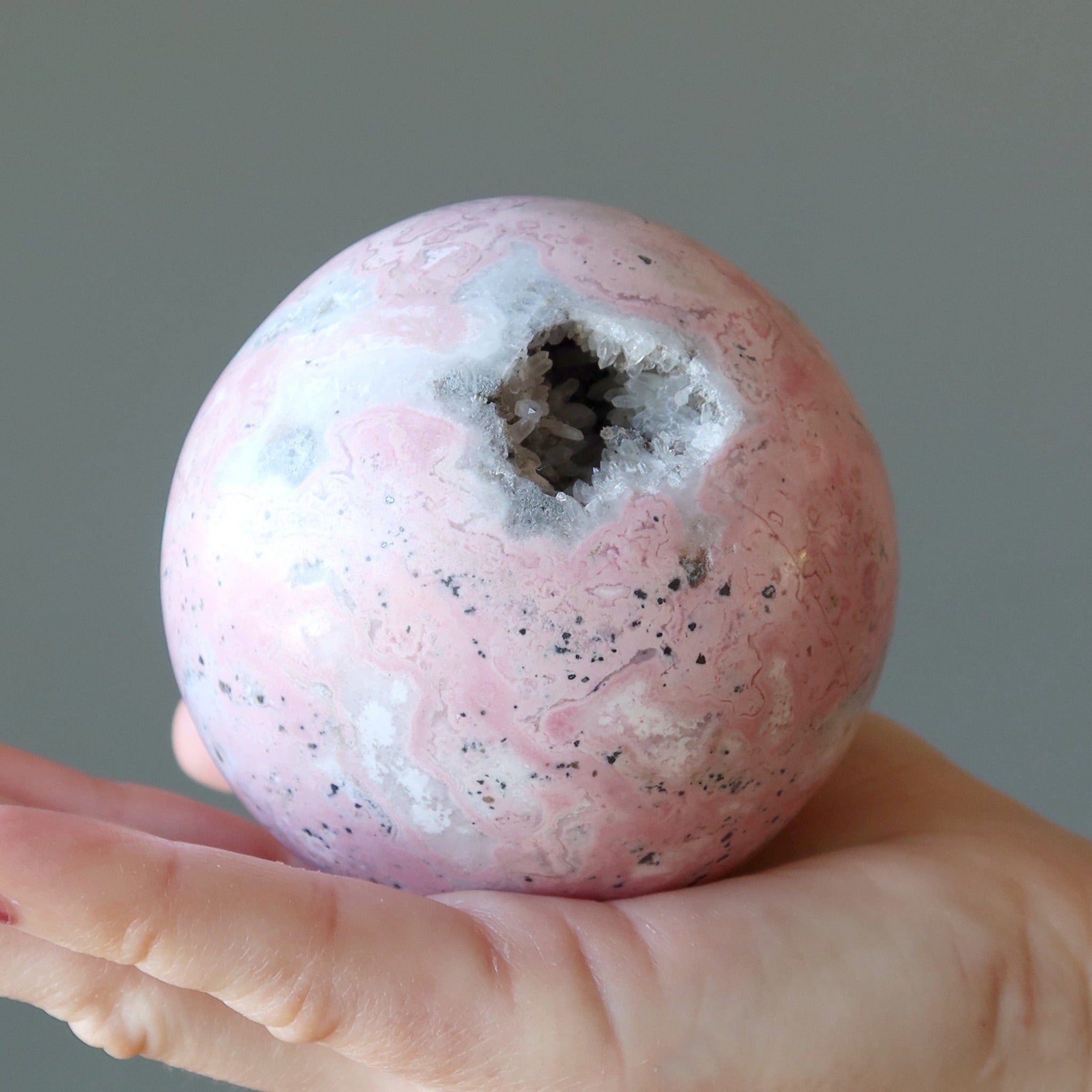 Sphère de rhodonite, boule de cristal géode rose, Ma grotte d'amour douillette