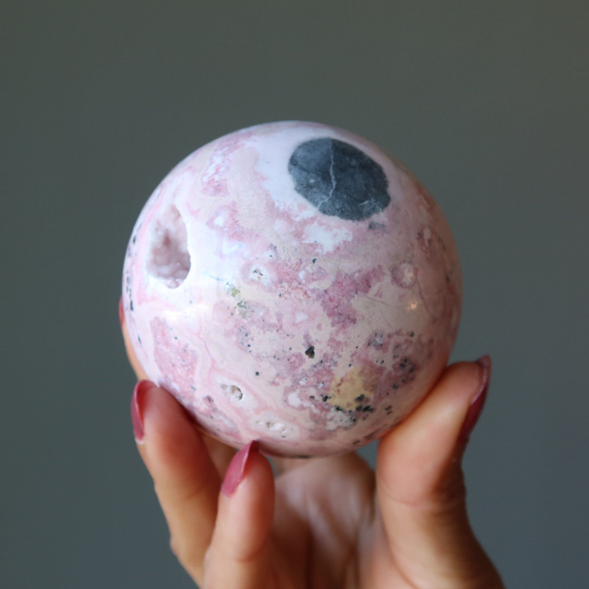 Sphère de rhodonite, boule de cristal géode rose, Ma grotte d'amour douillette