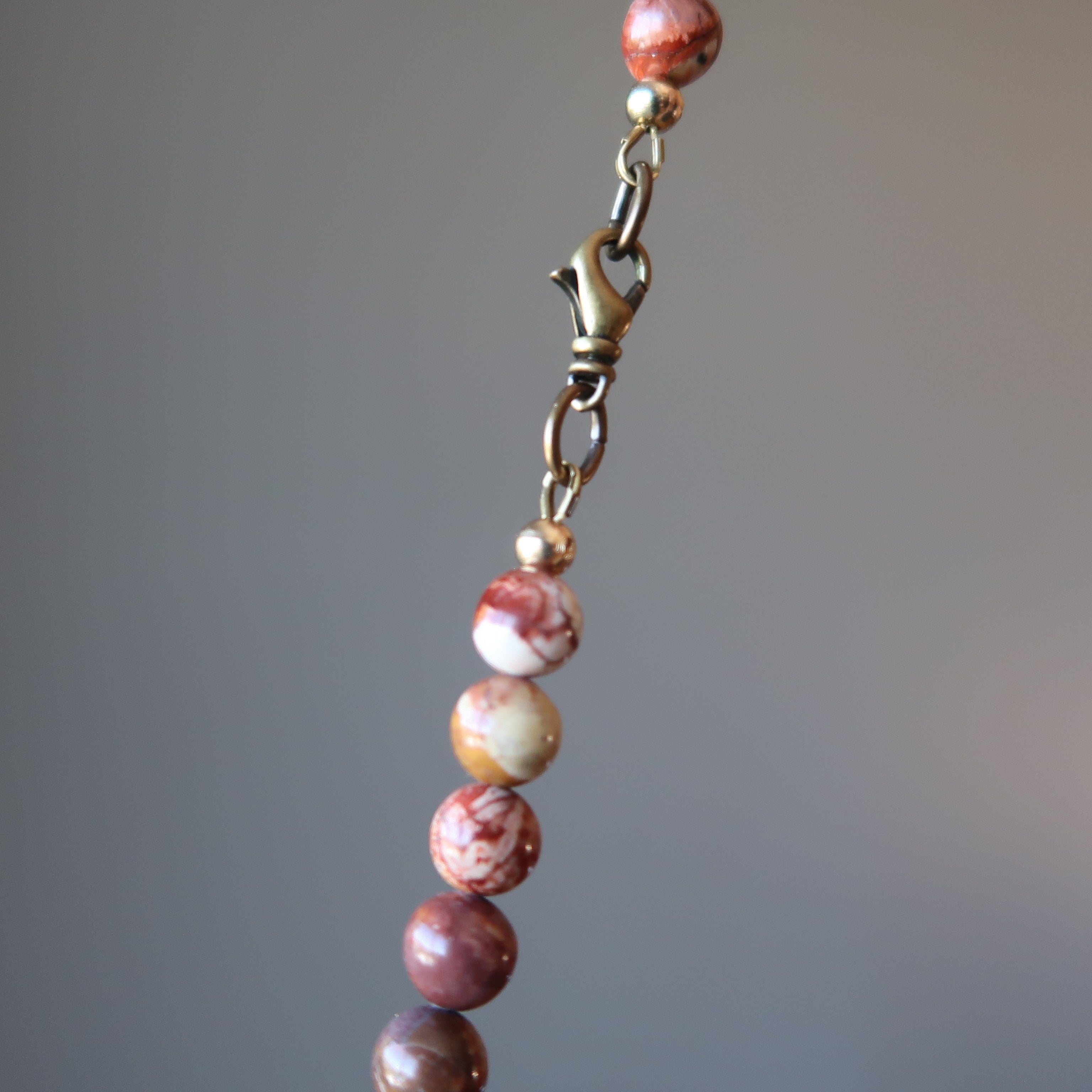 Collier en rhyolite, pierres inspirantes œil d'oiseau rouge