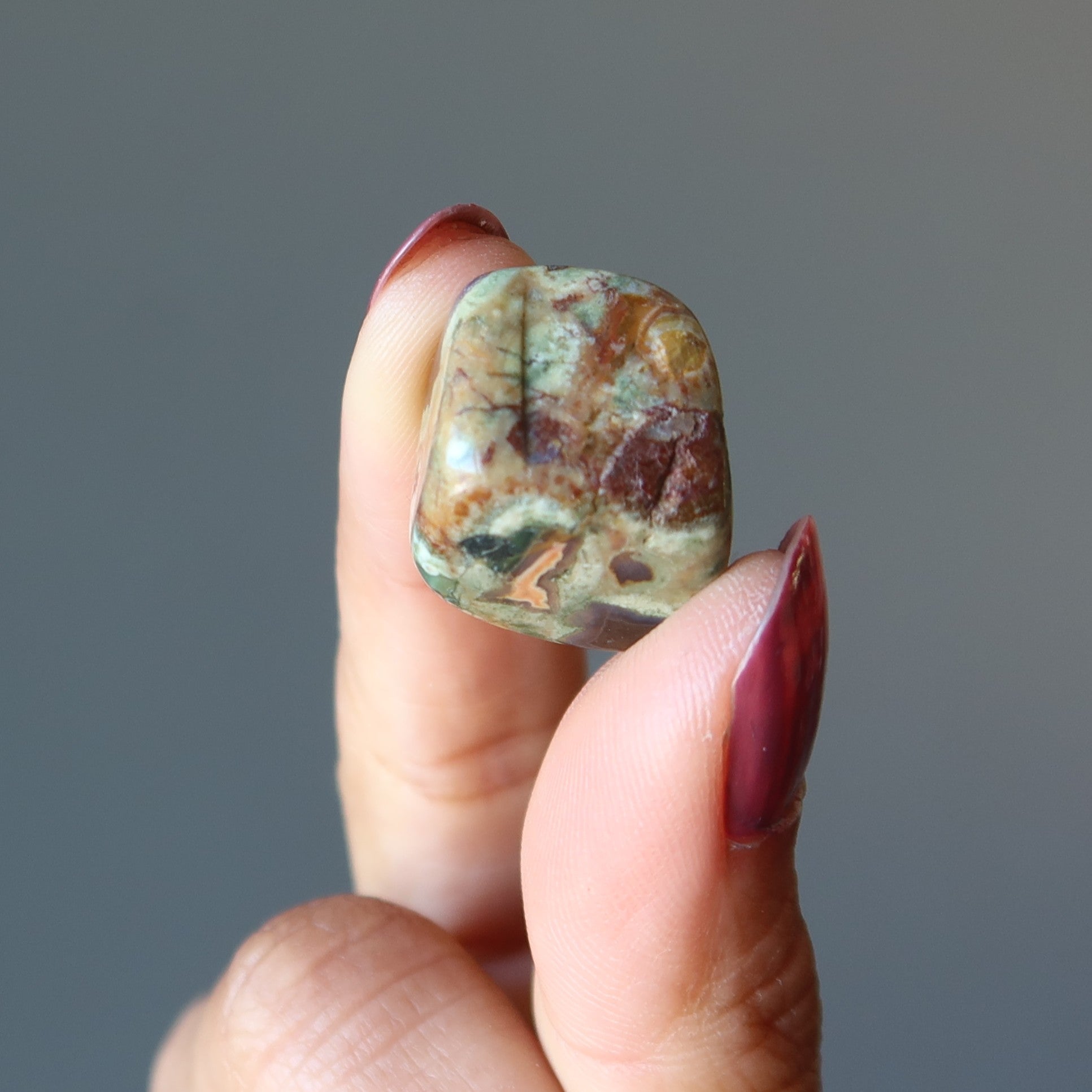 Rhyolith Trommelstein Regenwaldgrün Edelstein