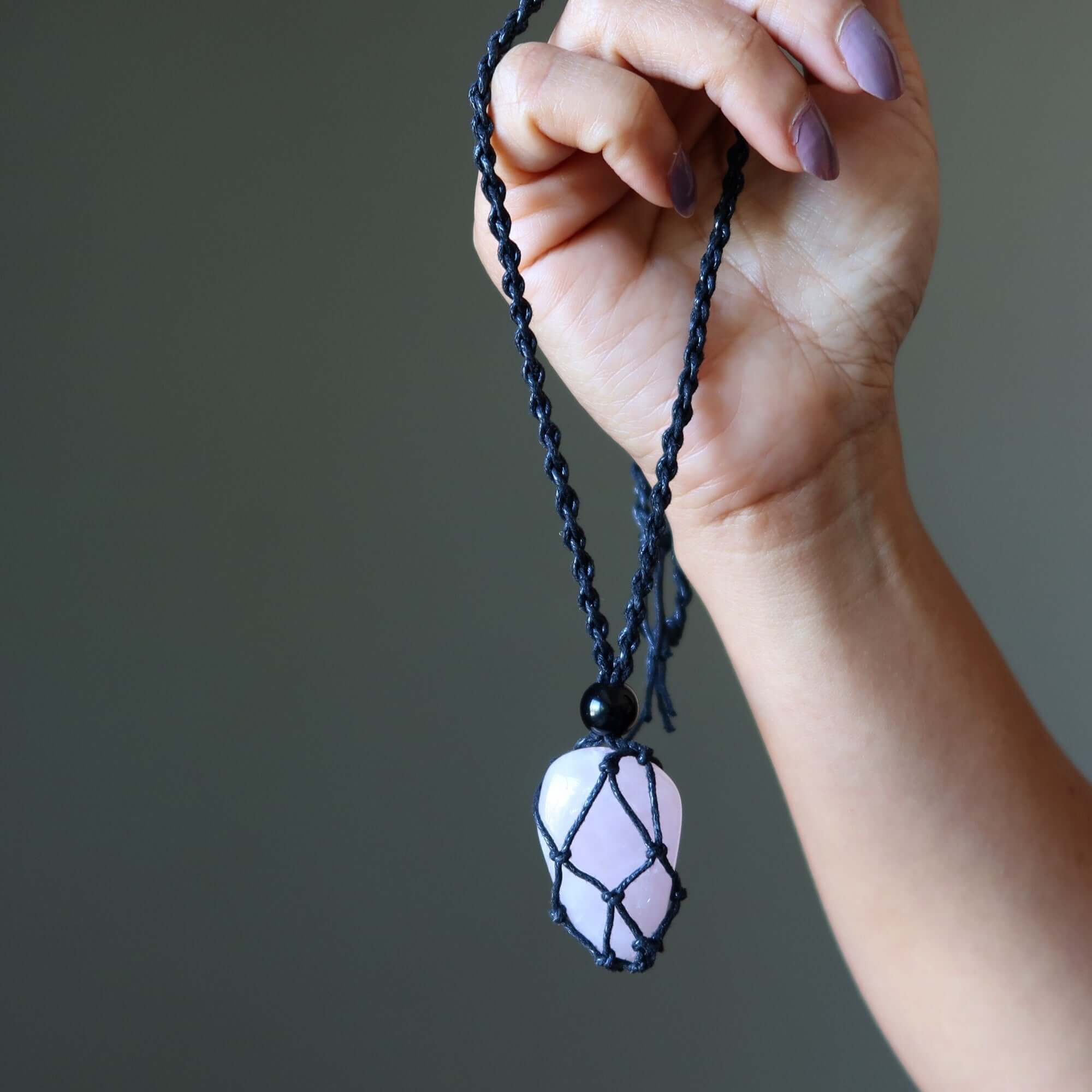 Collier en quartz rose Attrape-cœur en macramé