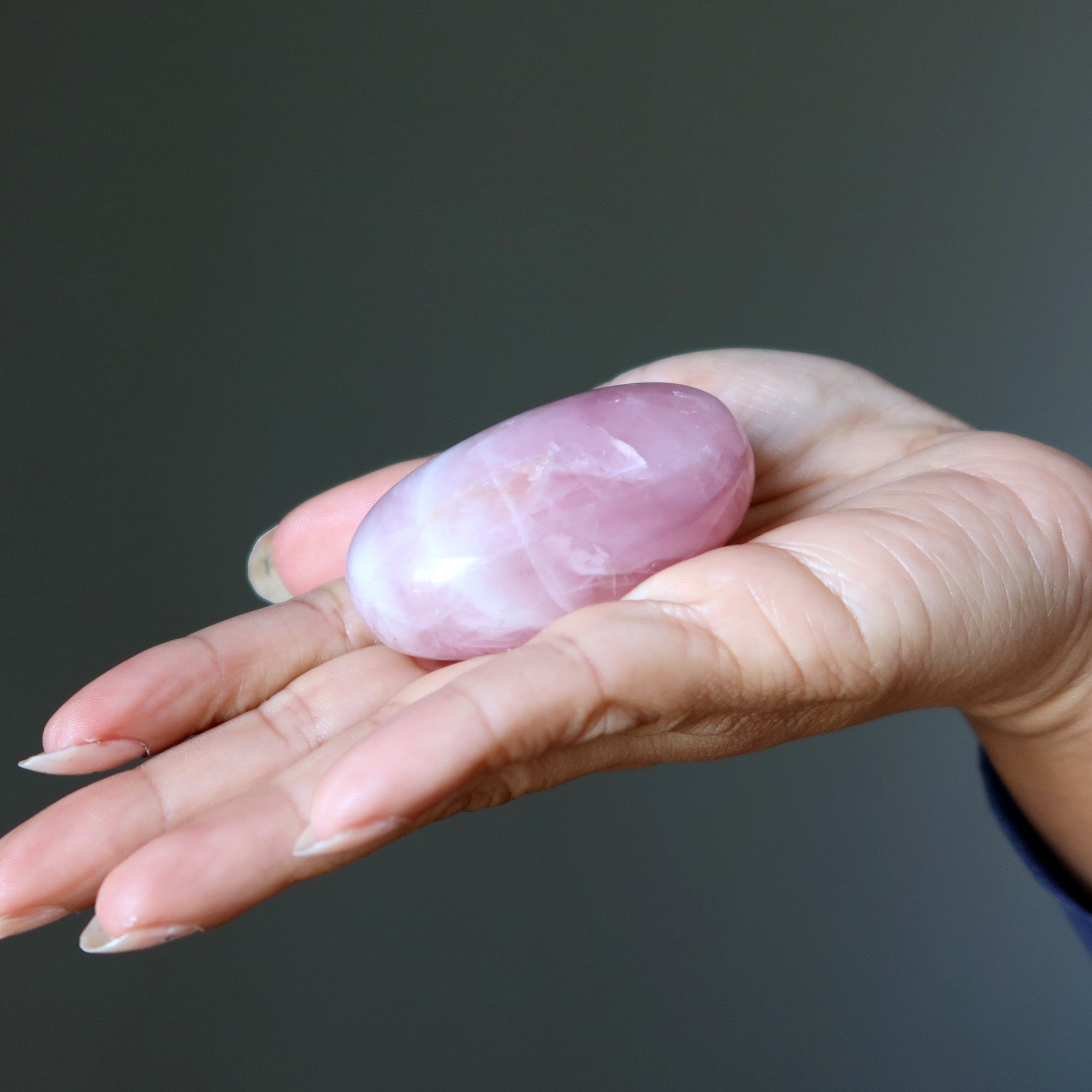 Pierre de Palmier Quartz Rose Amour dans la Main Cristal