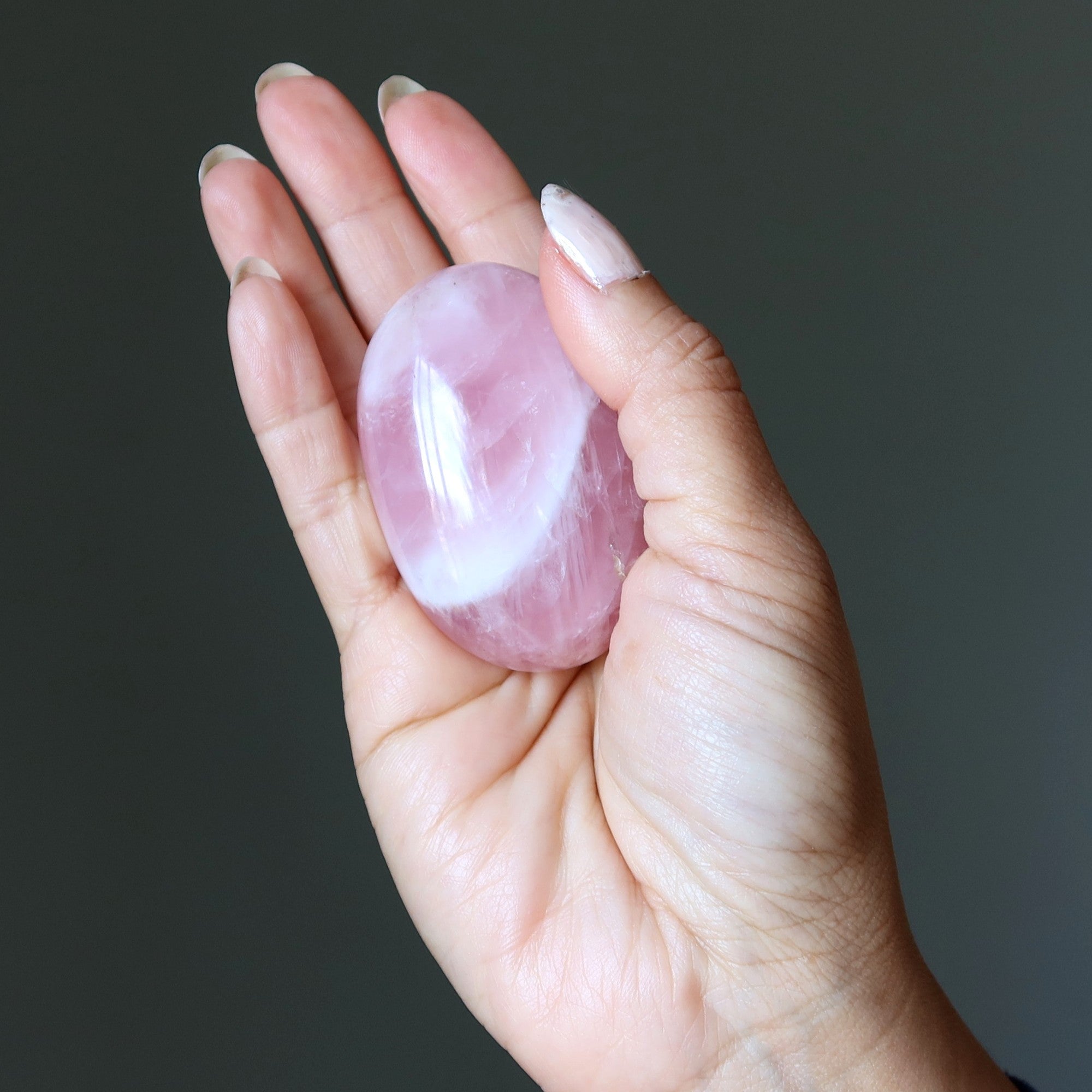Pierre de Palmier Quartz Rose Amour dans la Main Cristal