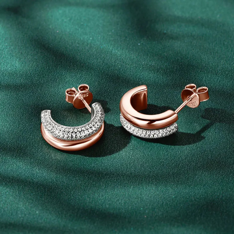 Boucles d'oreilles clous en moissanite taille ronde en forme de C en argent sterling 925 pour femme