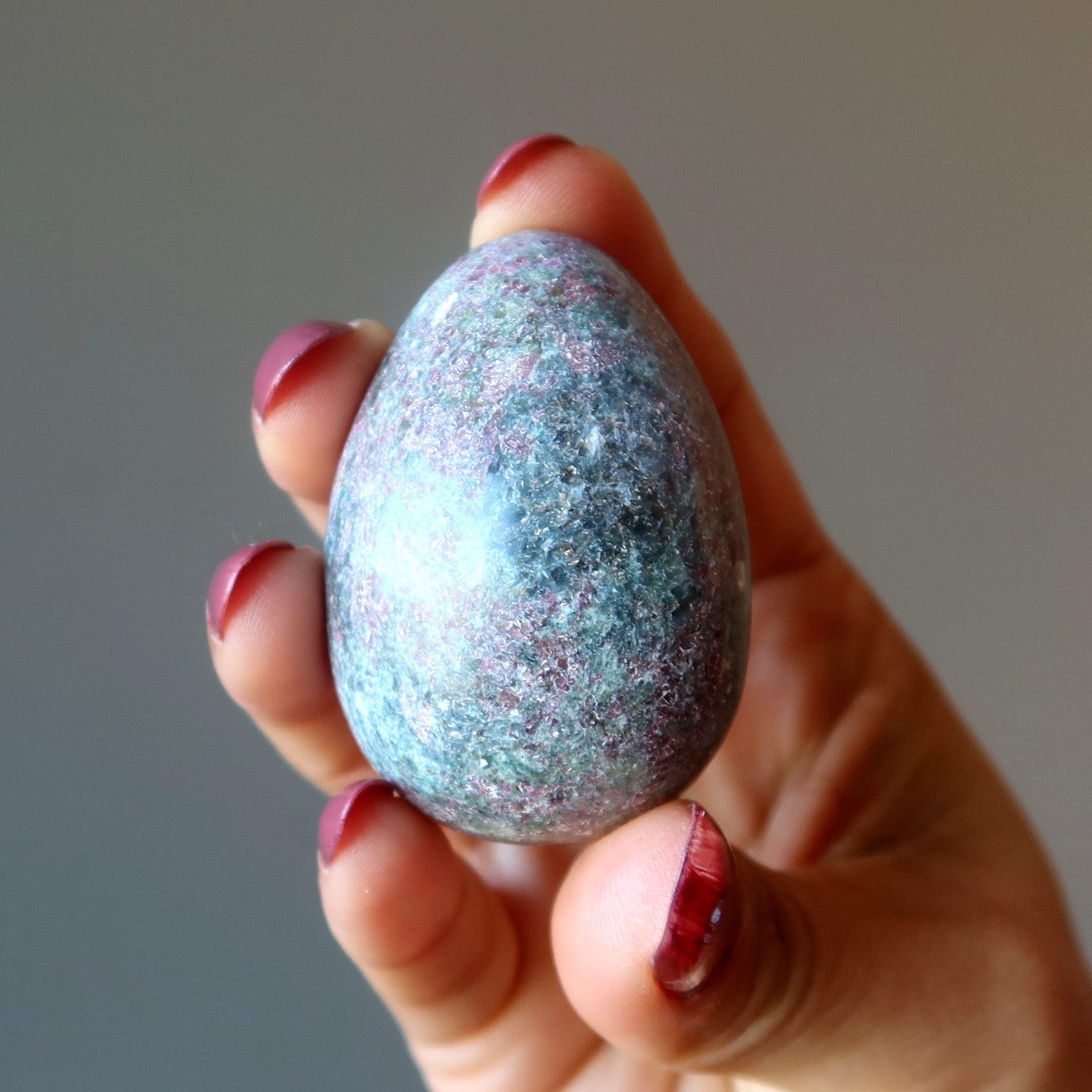 Œuf de rubis fuchsite tacheté amour pierre de cristal de haute qualité