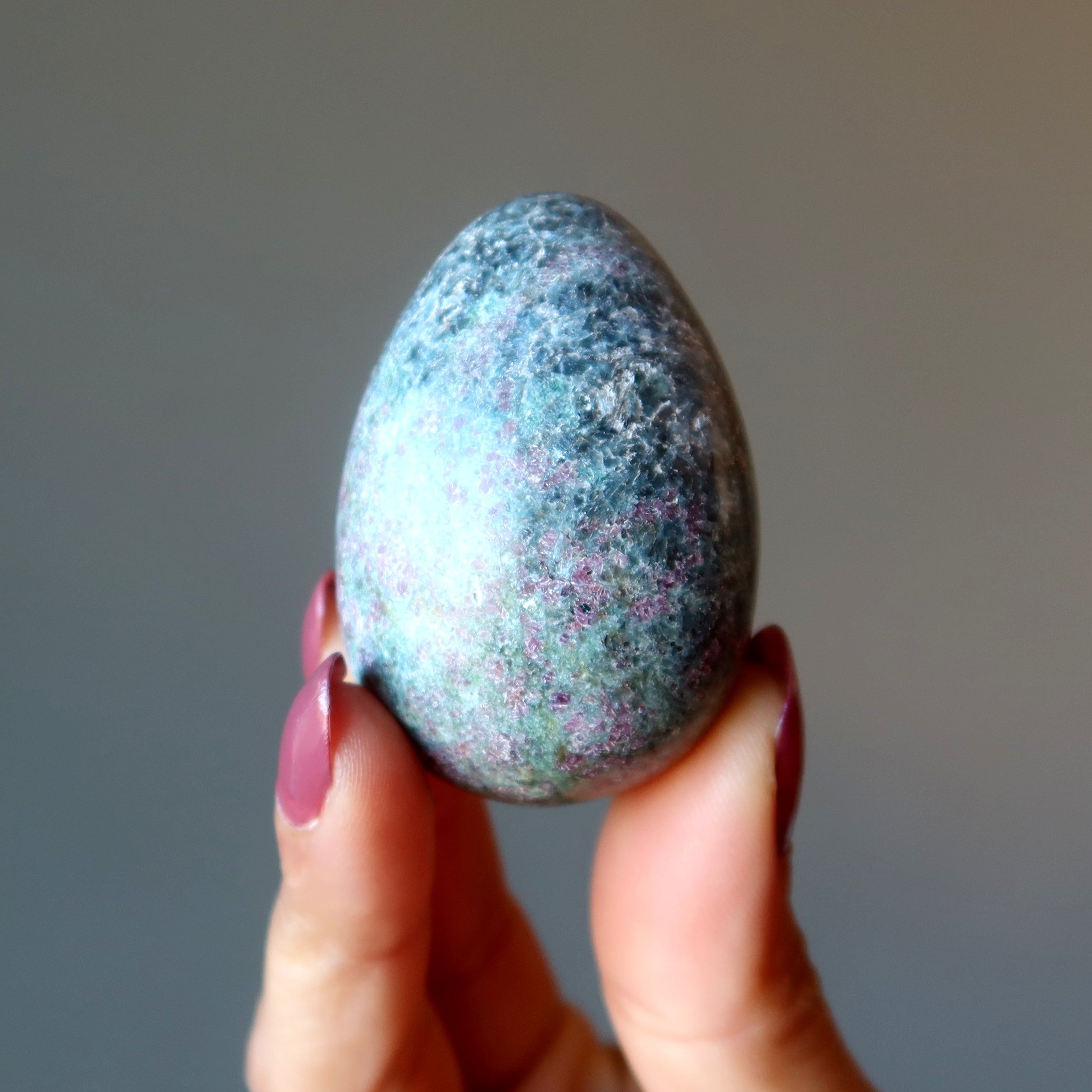 Œuf de rubis fuchsite tacheté amour pierre de cristal de haute qualité