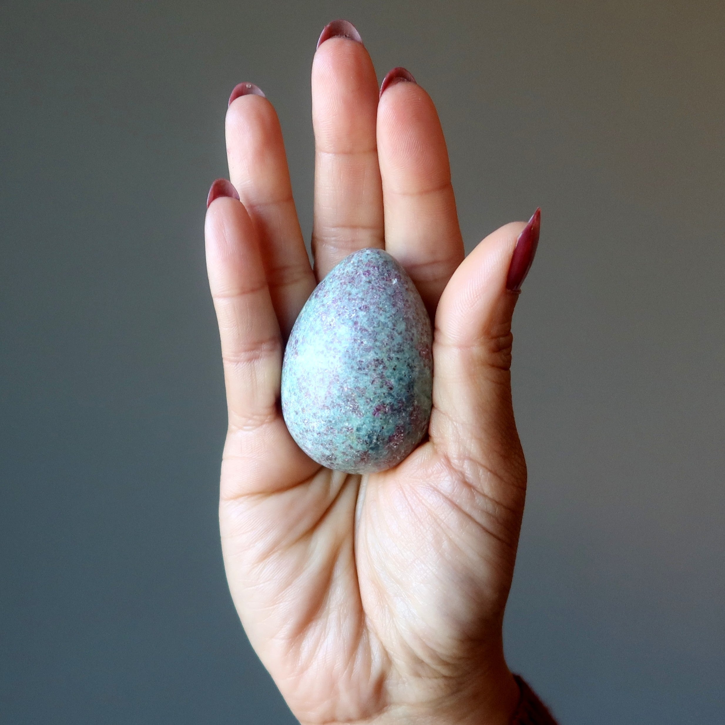 Œuf de rubis fuchsite tacheté amour pierre de cristal de haute qualité