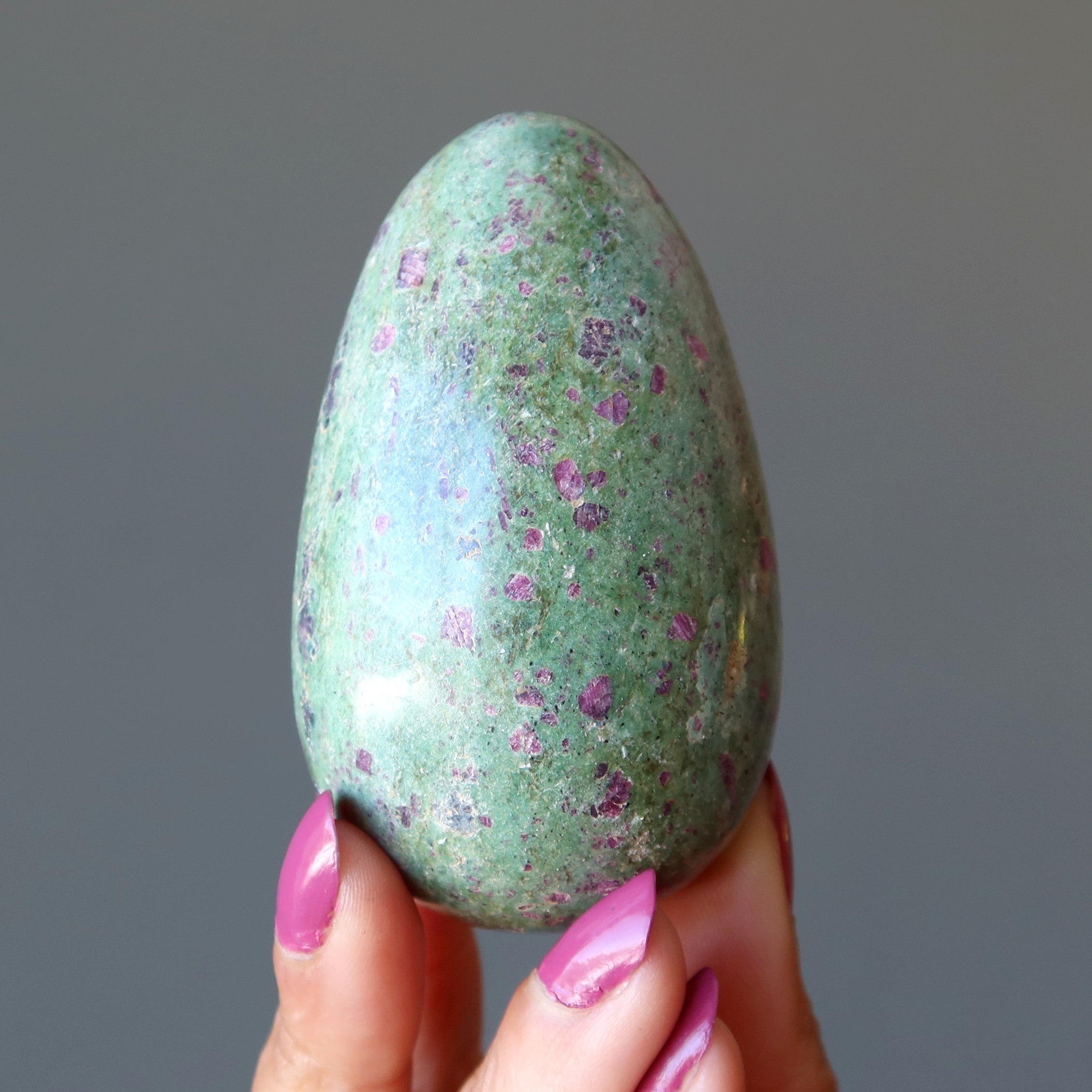 Œuf de rubis fuchsite tacheté amour pierre de cristal de haute qualité