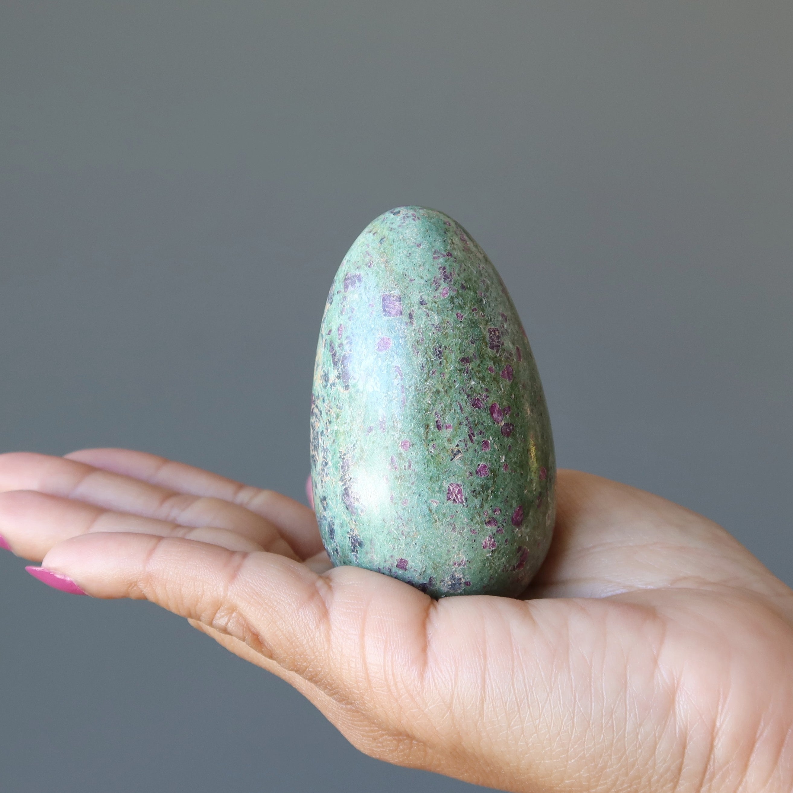 Œuf de rubis fuchsite tacheté amour pierre de cristal de haute qualité