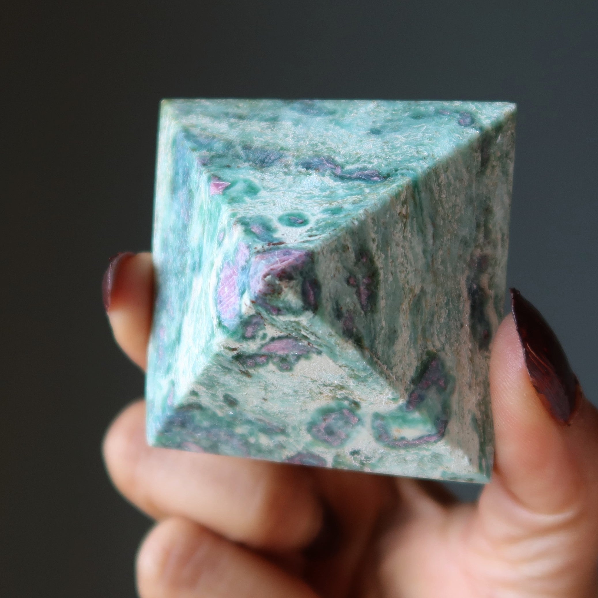 Cristal de Ruby Fuchsite Pyramide pour l'Amour