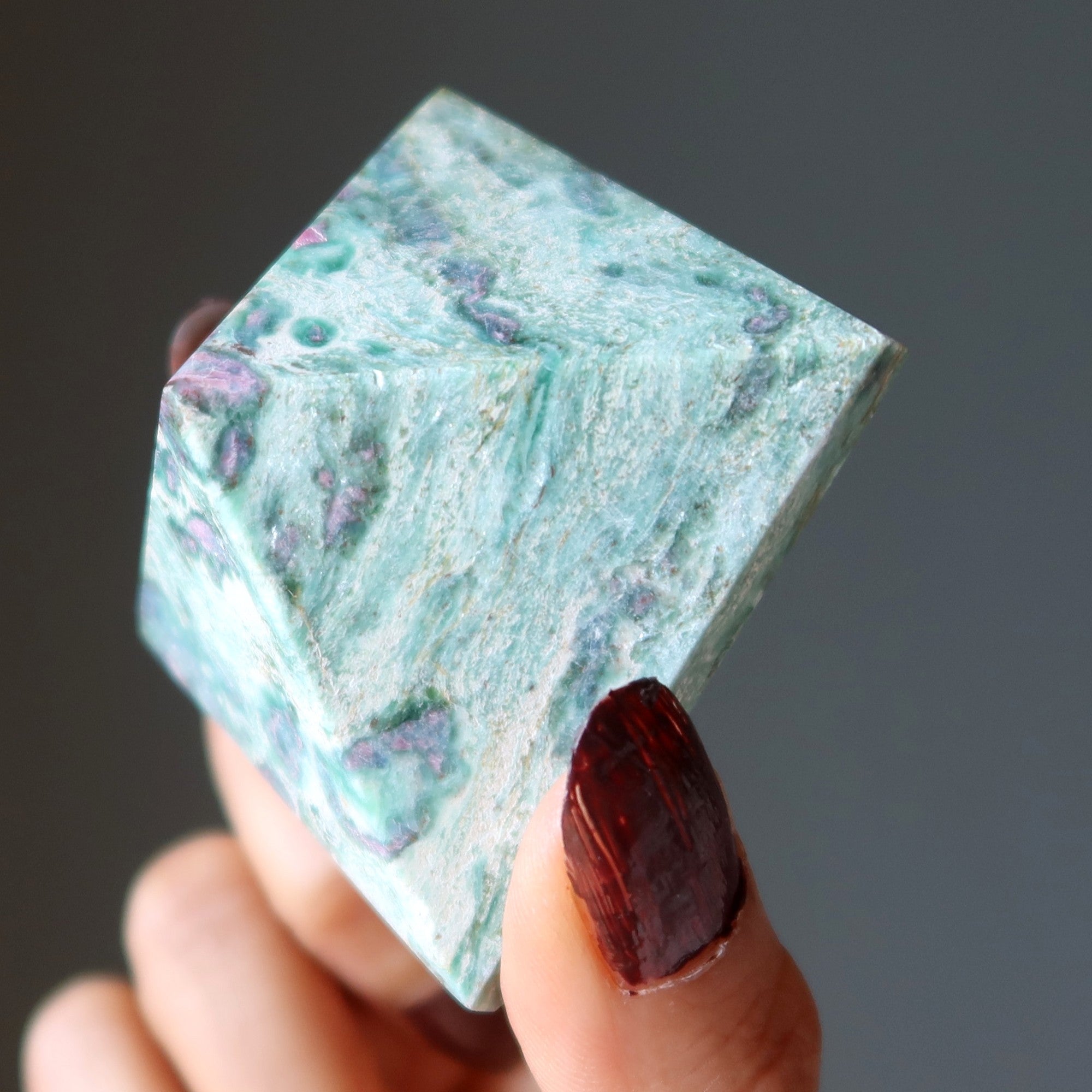 Cristal de Ruby Fuchsite Pyramide pour l'Amour