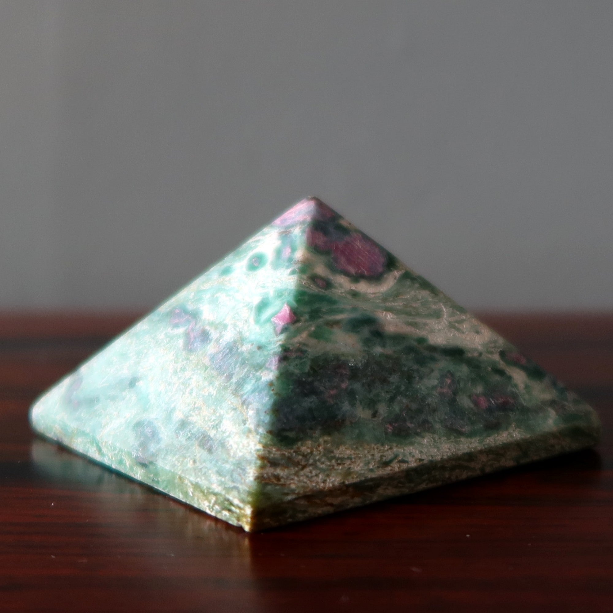 Cristal de Ruby Fuchsite Pyramide pour l'Amour